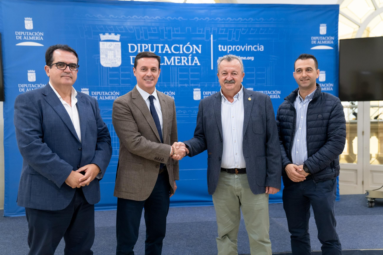 Presidente de Diputación y alcalde de Pulpí estrechan la mano tras rubricar el proyecto.