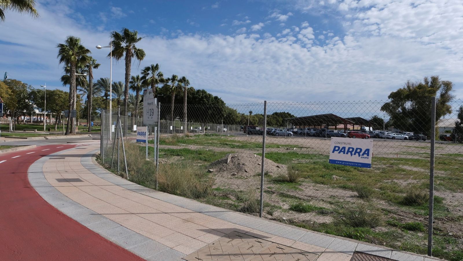 Vallado perimetral y cartel de obras de la Casa Club de El Toyo.