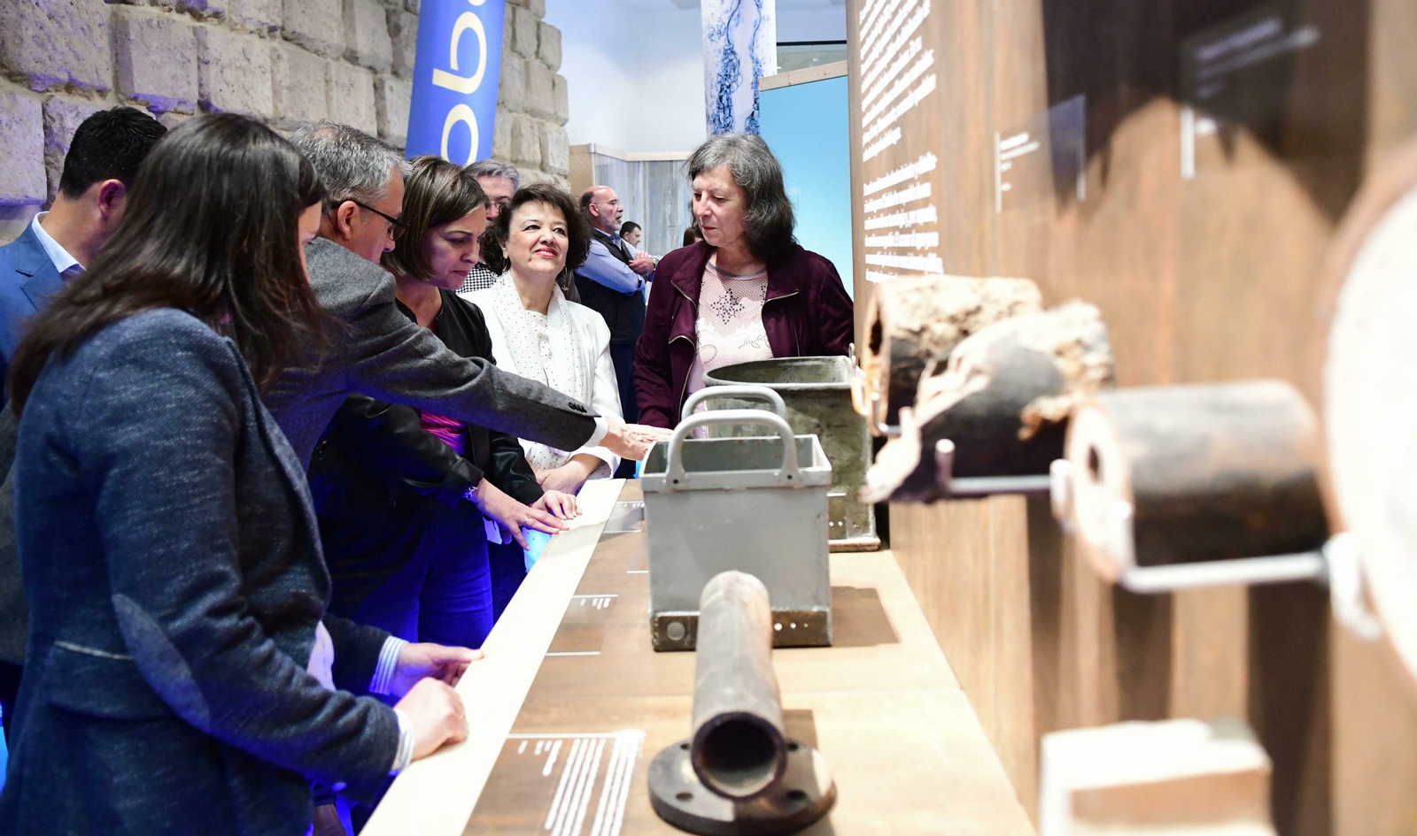 Un momento de la inauguración de la muestra de Emacsa