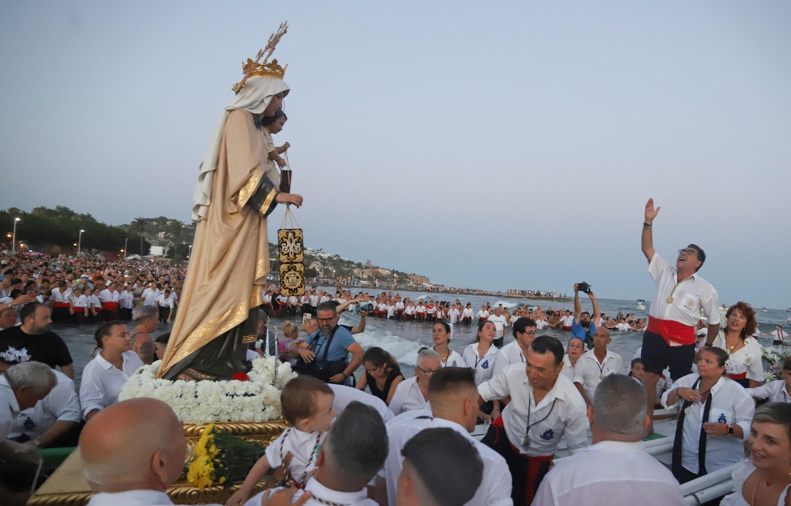 La procesión de la Virgen del Carmen en la playa del Palo, en Málaga, en fotos