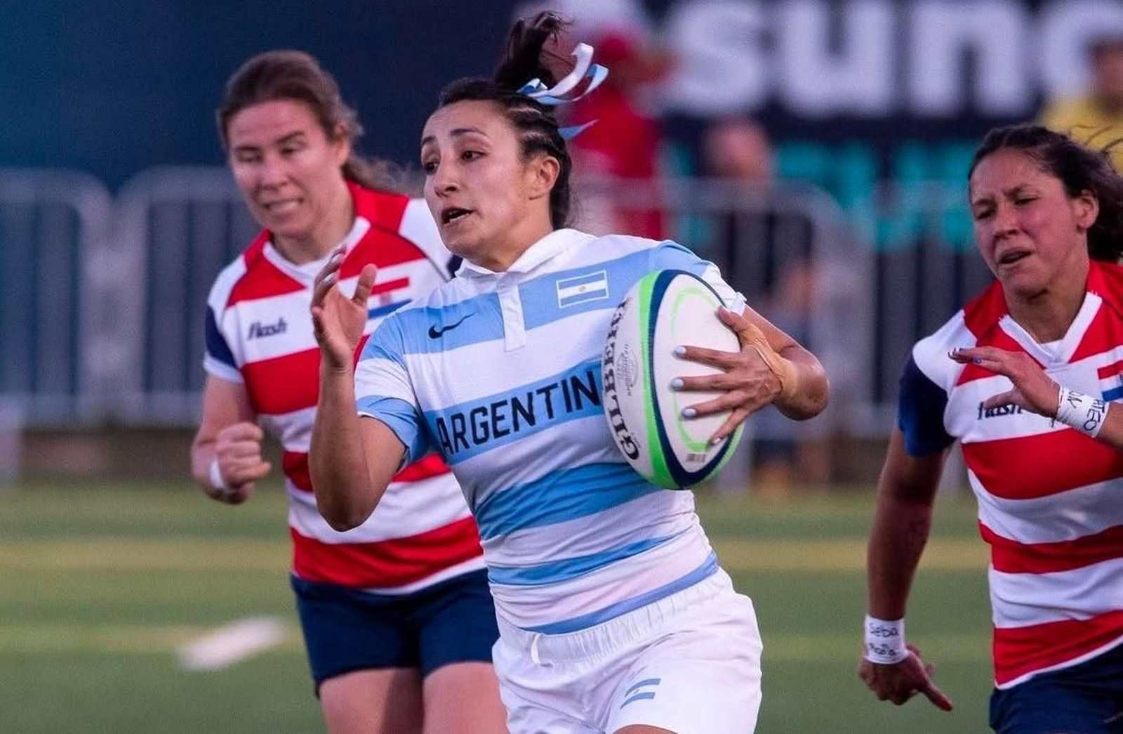 La tres cuartos argentina Flor Moreno avanza con el oval en su poder.