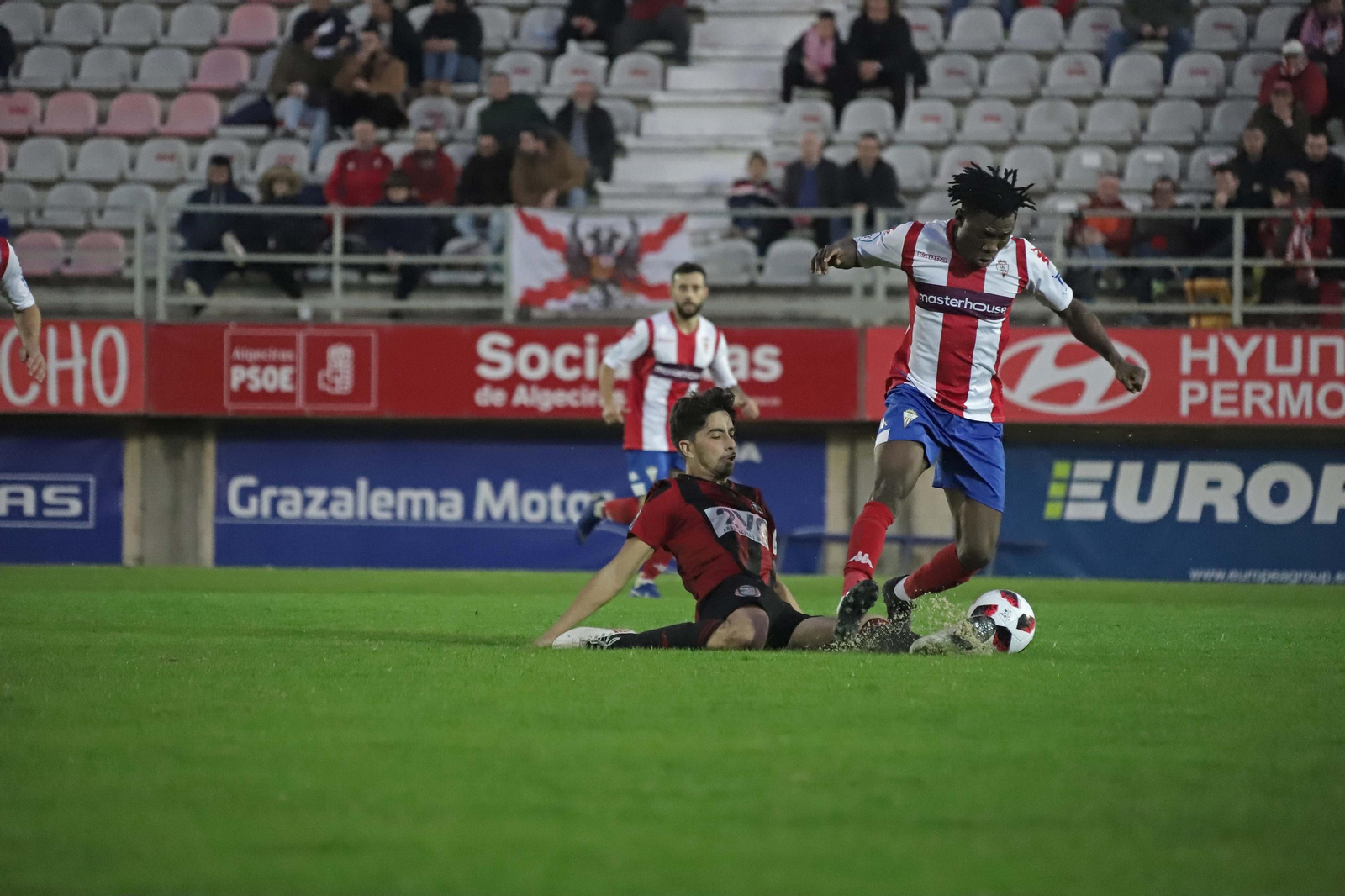El delantero albirrojo Karim recibe la entrada del exalgecirista Albertito.