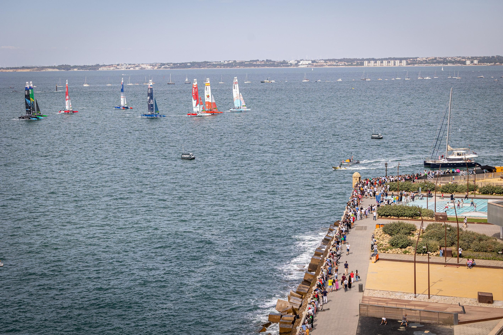 Búscate en SailGP Cádiz: La ciudad disfruta del ambiente del domingo con las actividades, las carreras y los bares