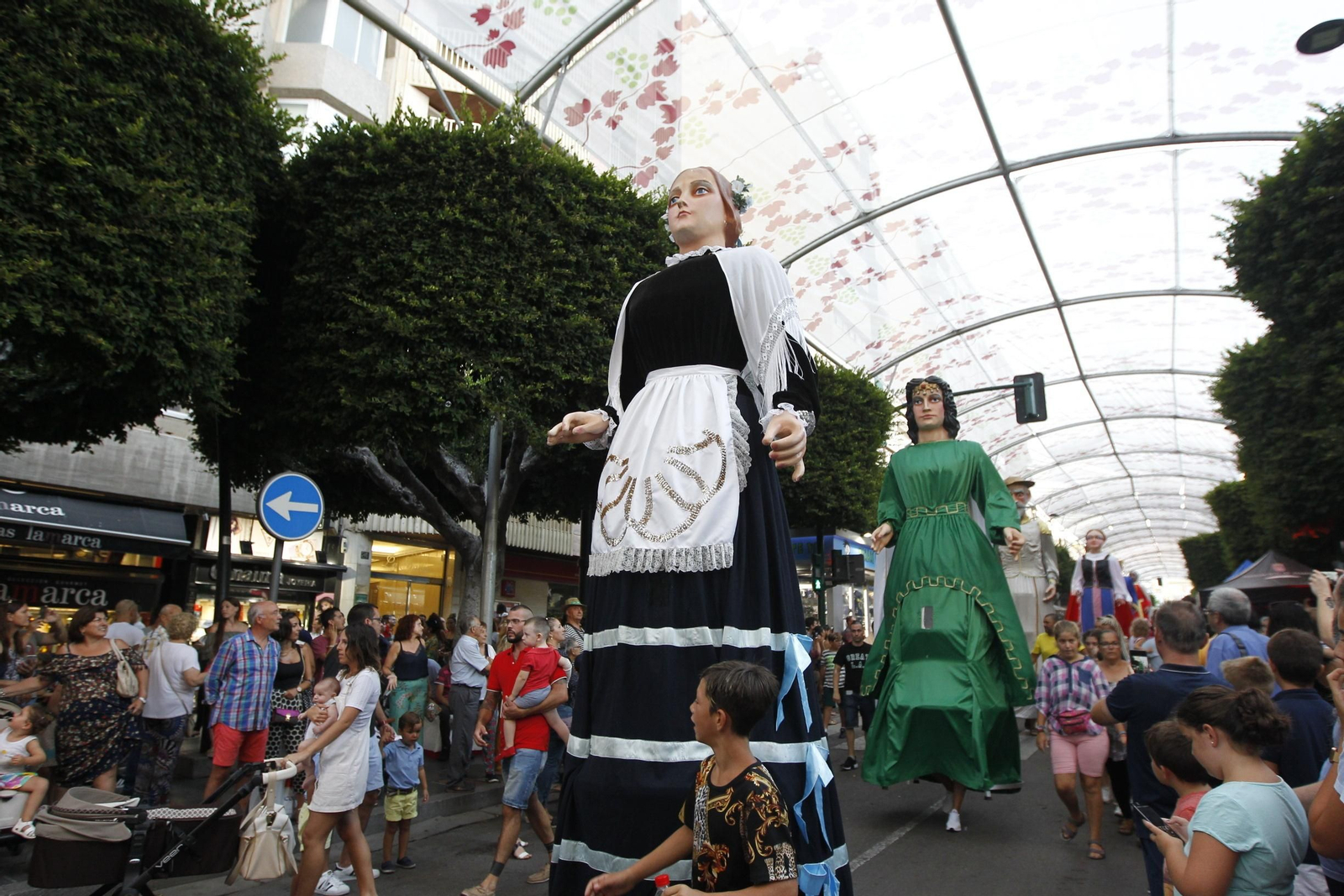 Fotogalería gigantes y cabezudos. Feria de Almería 2019