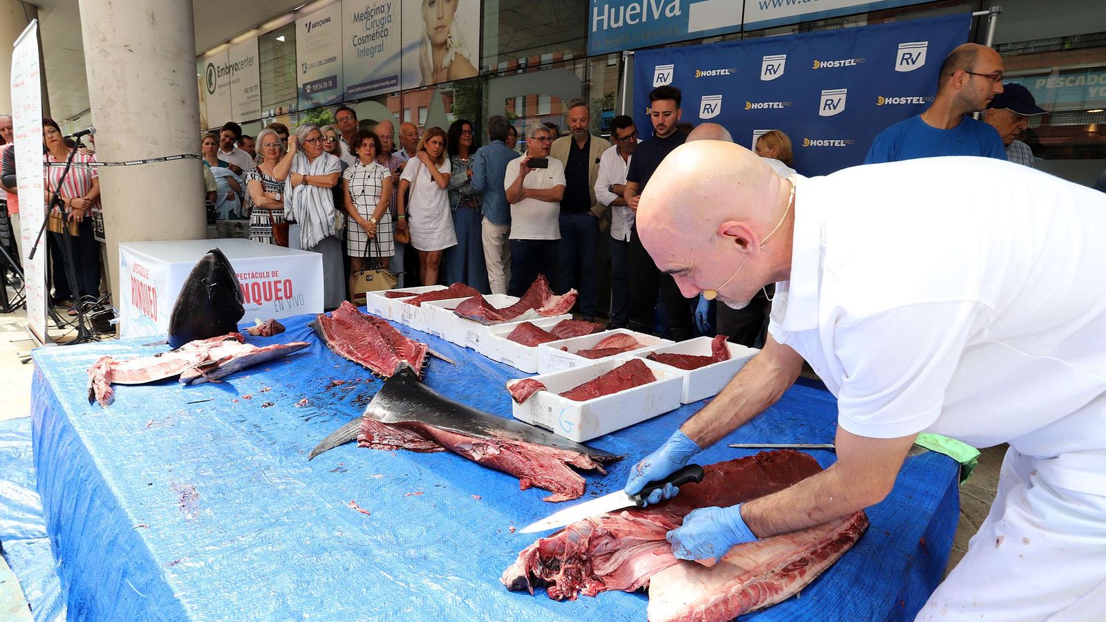 Despiece o ronqueo del atún rojo, en el mercado del Carmen de Huelva.