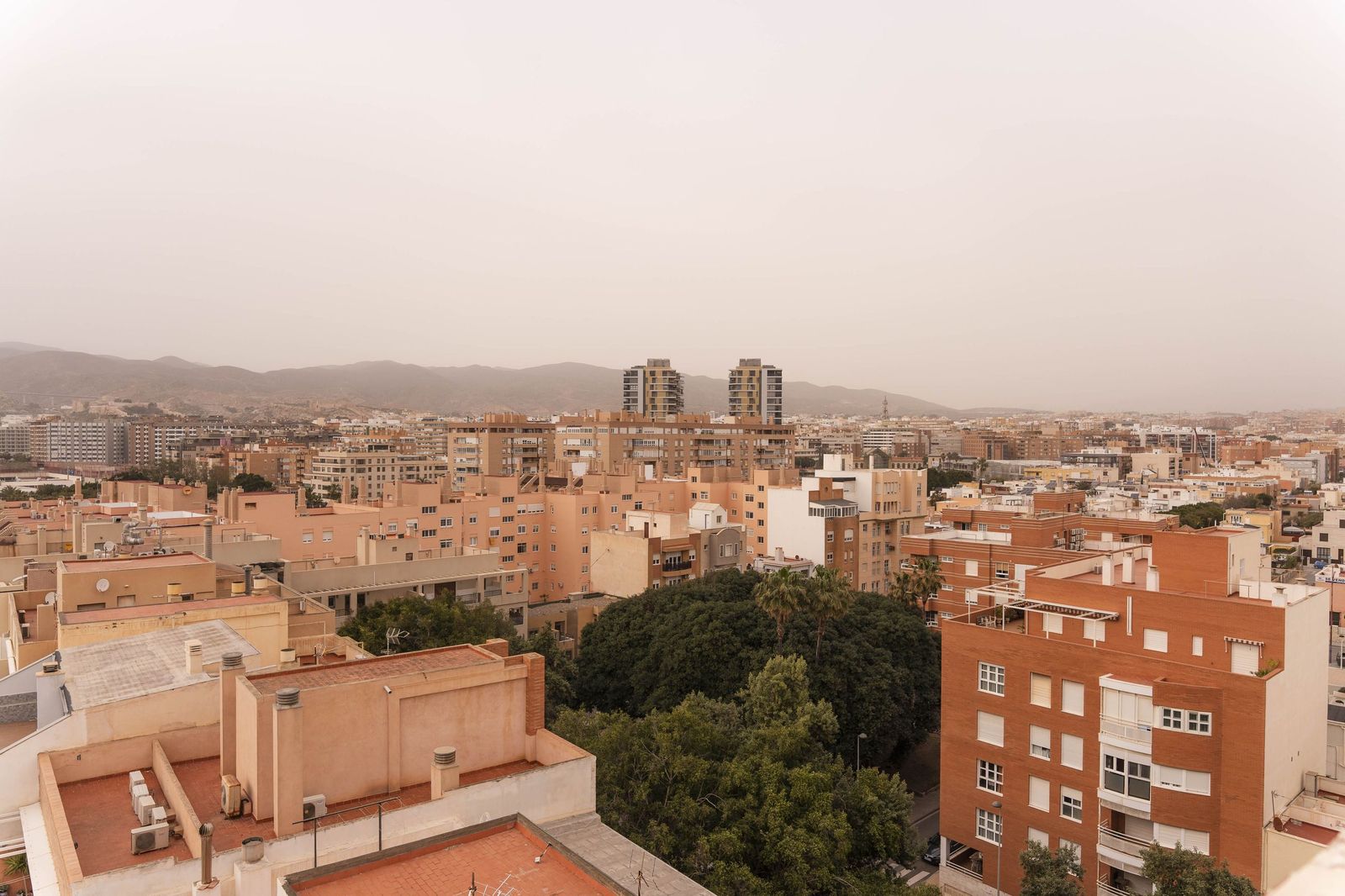 Imágenes que impresionan | Almería envuelta en calima