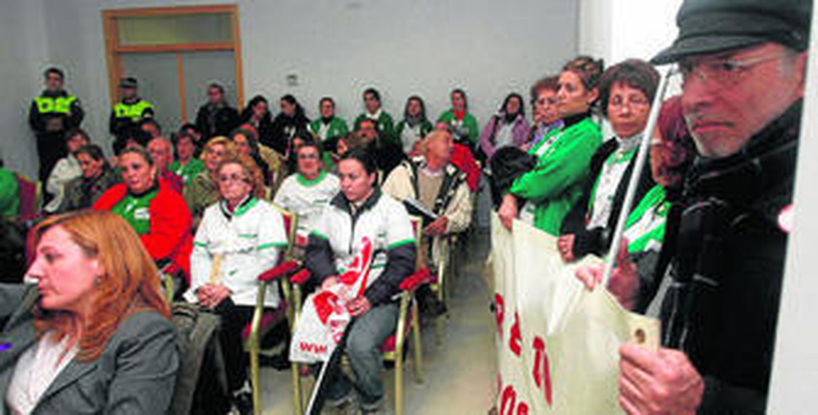 Trabajadoras de FCC protestan durante el último pleno ordinario.