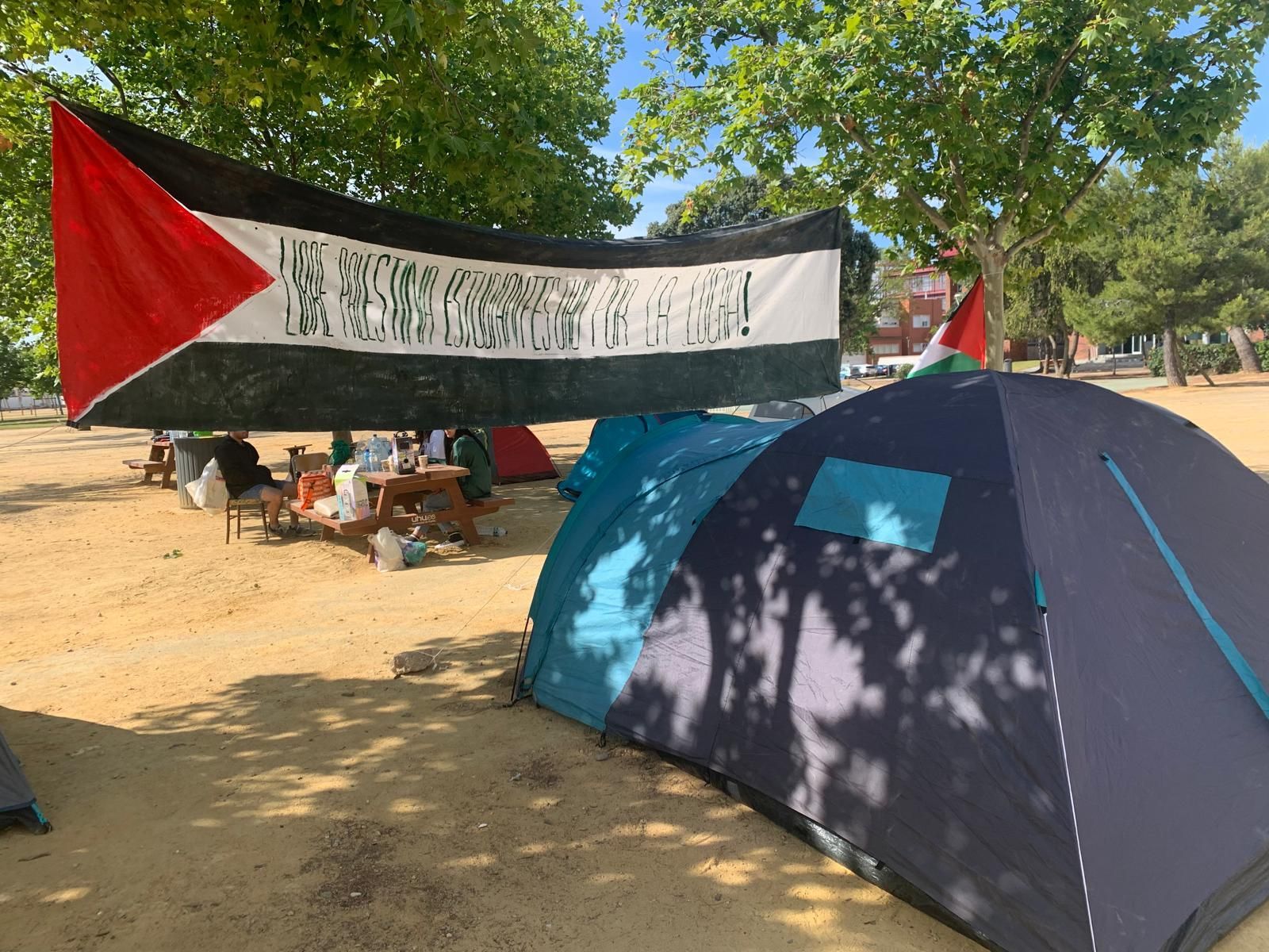 Acampada universitaria en al campos de El Carmen.