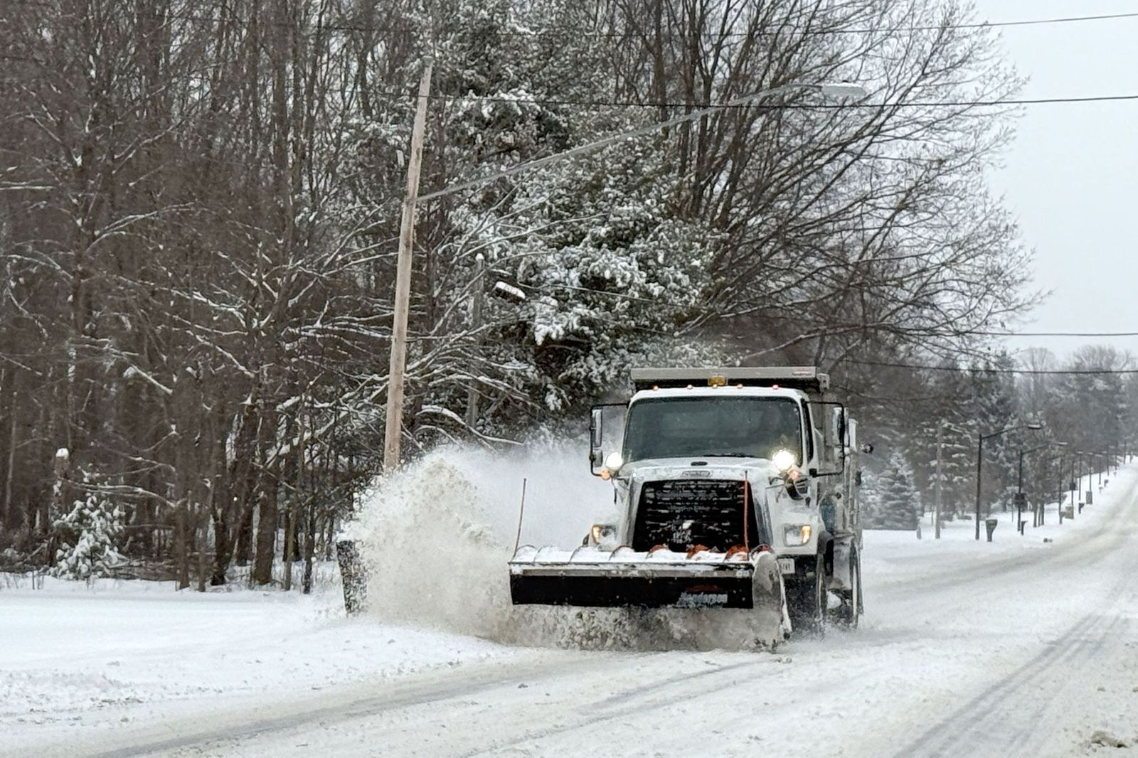 Las gélidas y blancas imágenes que deja la tormenta monstruosa en los EEUU