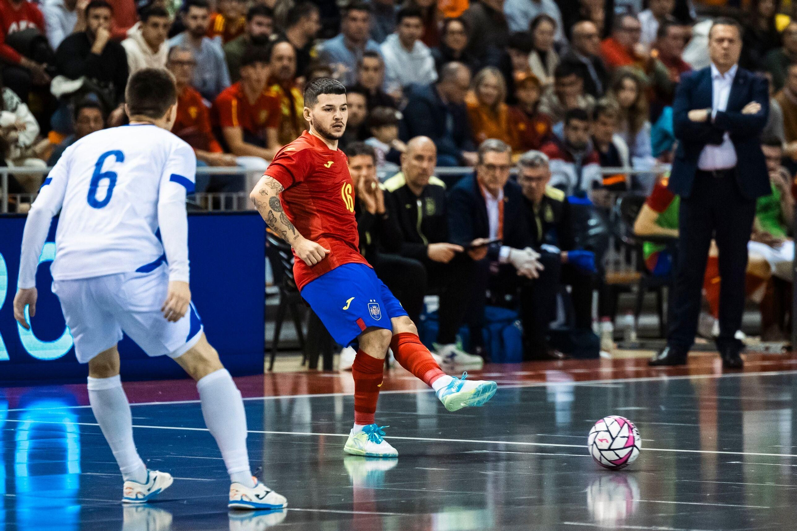 El huercalense Pani realiza un pase durante un encuentro disputado esta pasada temporada con la selección española.