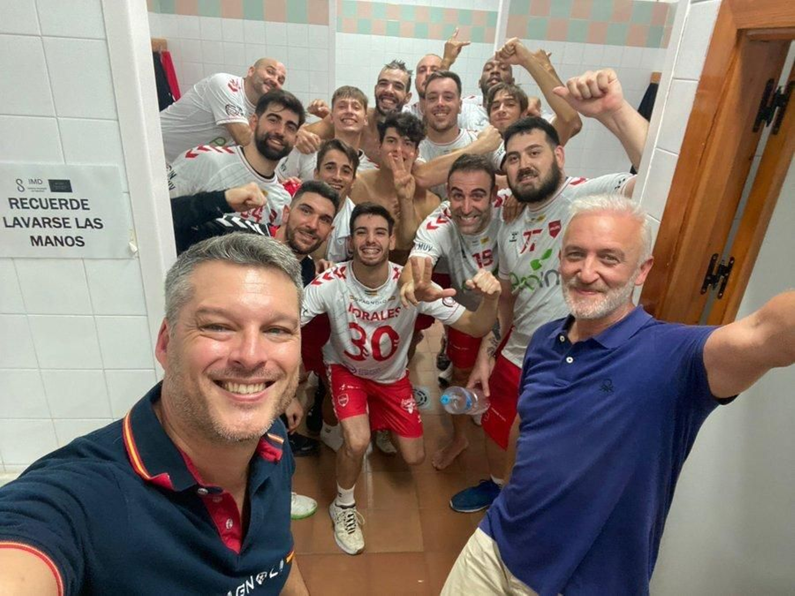 El equipo sevillano festeja el triunfo en el vestuario.