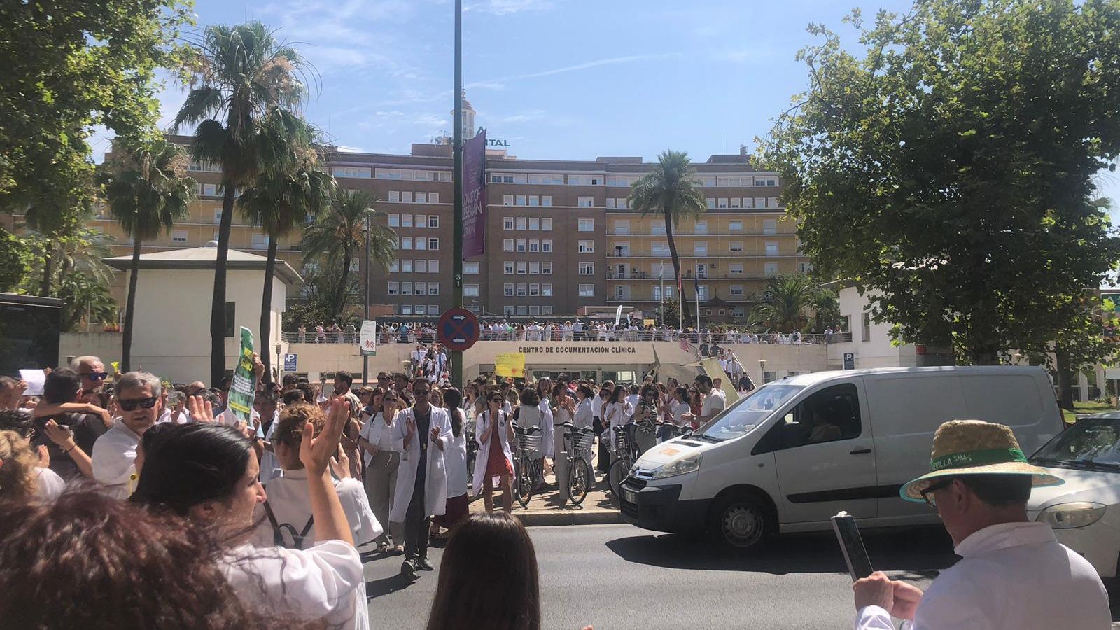 Los manifiestantes cortan la avenida Manuel Siurot. Los manifiestantes cortan la avenida Manuel Siurot.