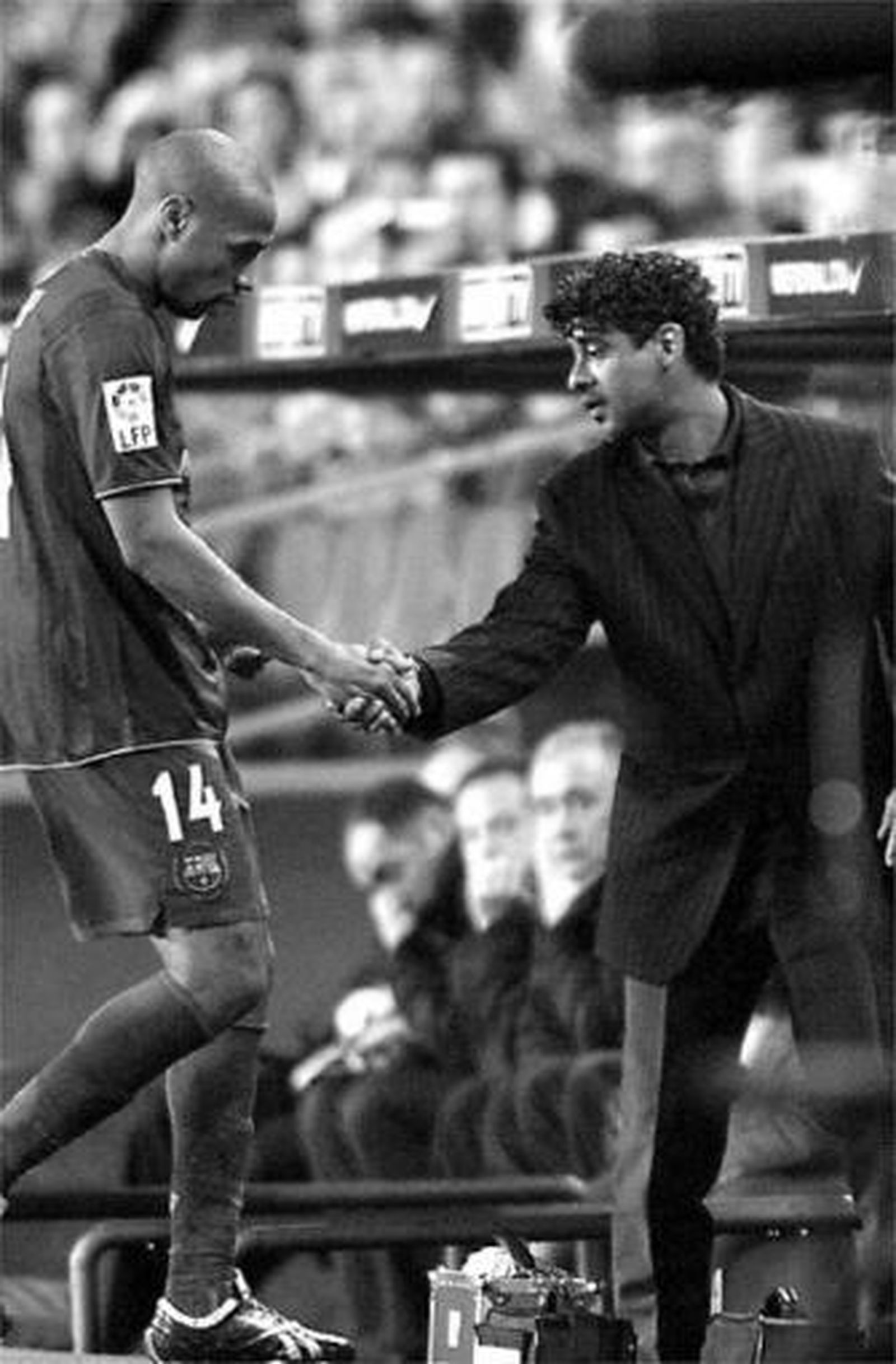 Rijkaard da la mano a Henry tras sustituir al francés.