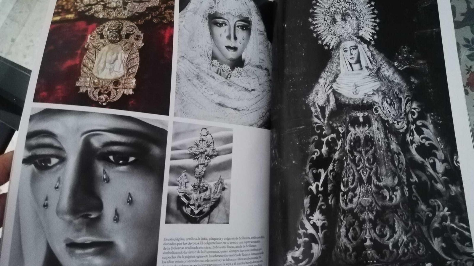 Algunas de las fotos de la Esperanza de Triana y su ajuar que recoge la última edición de Vogue.