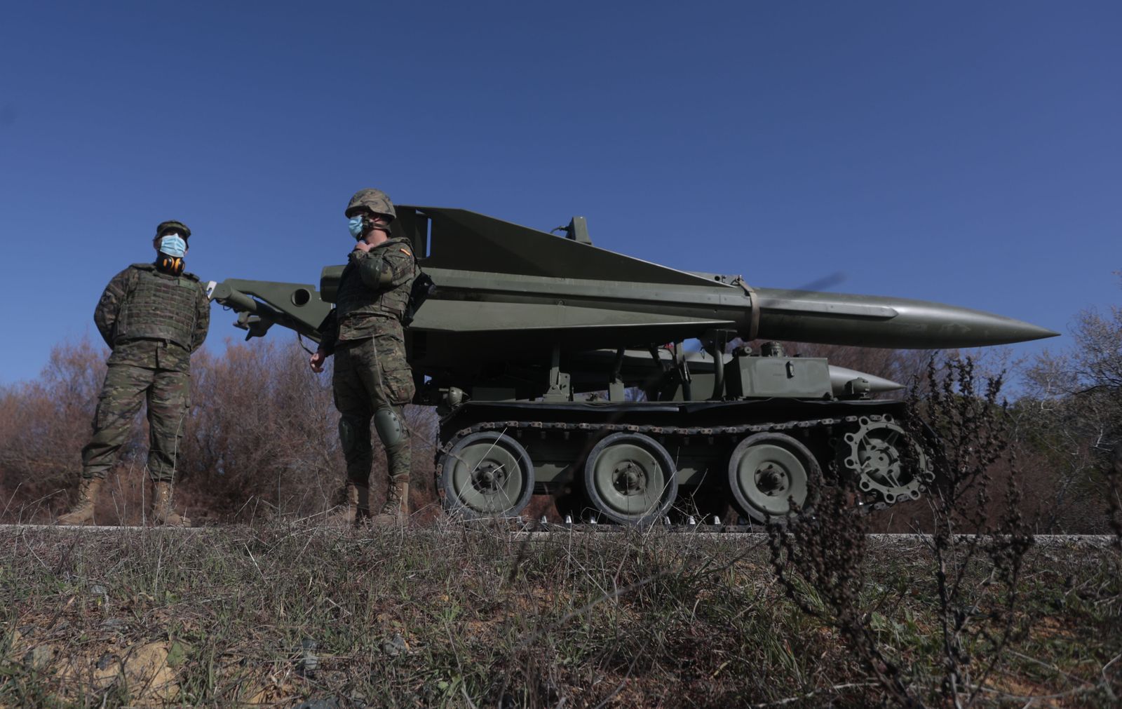 La visita de Margarita Robles a la Base del Copero en imágenes