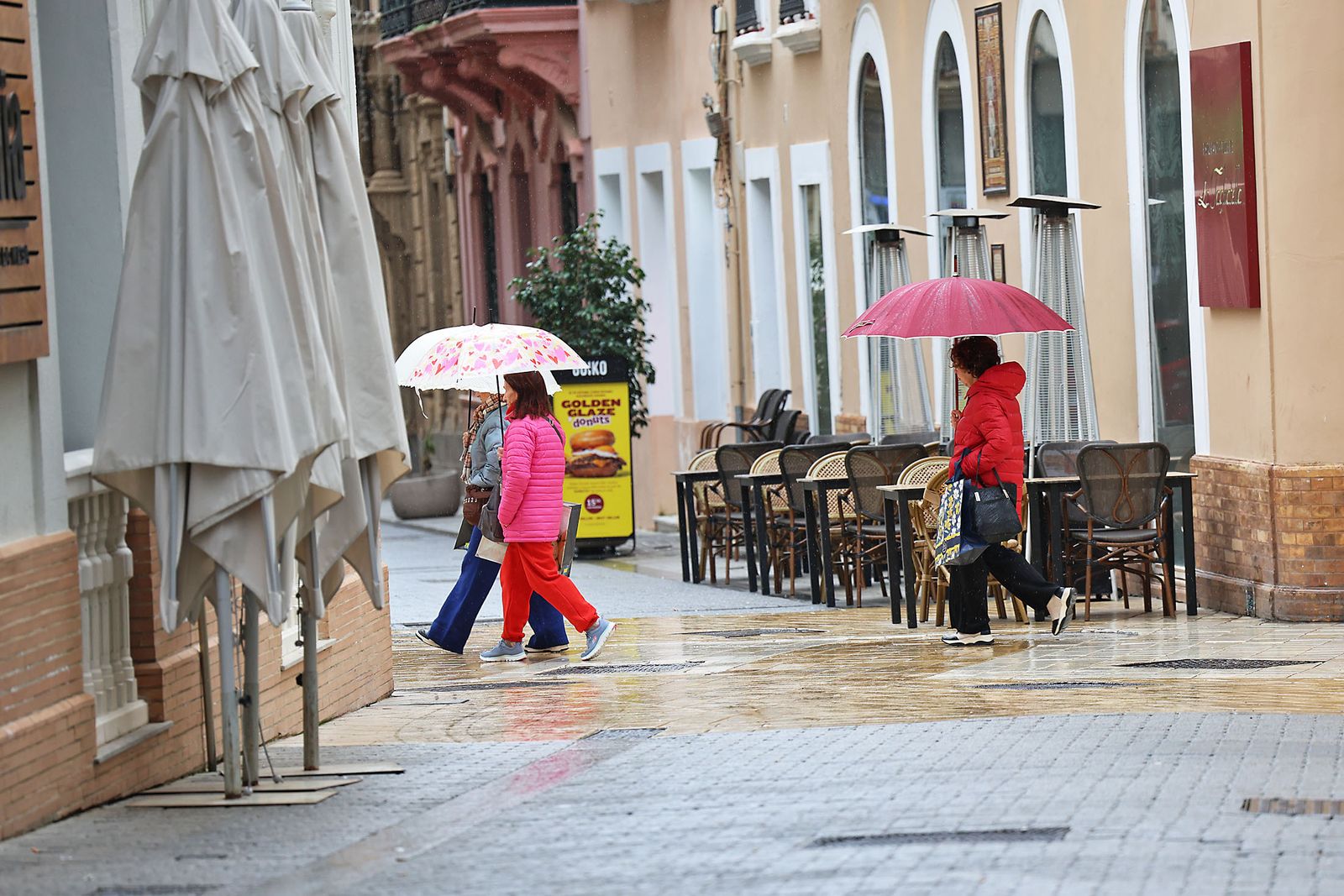 Las calles de la ciudad se inundan de paraguas en la invernal mañana de sábado