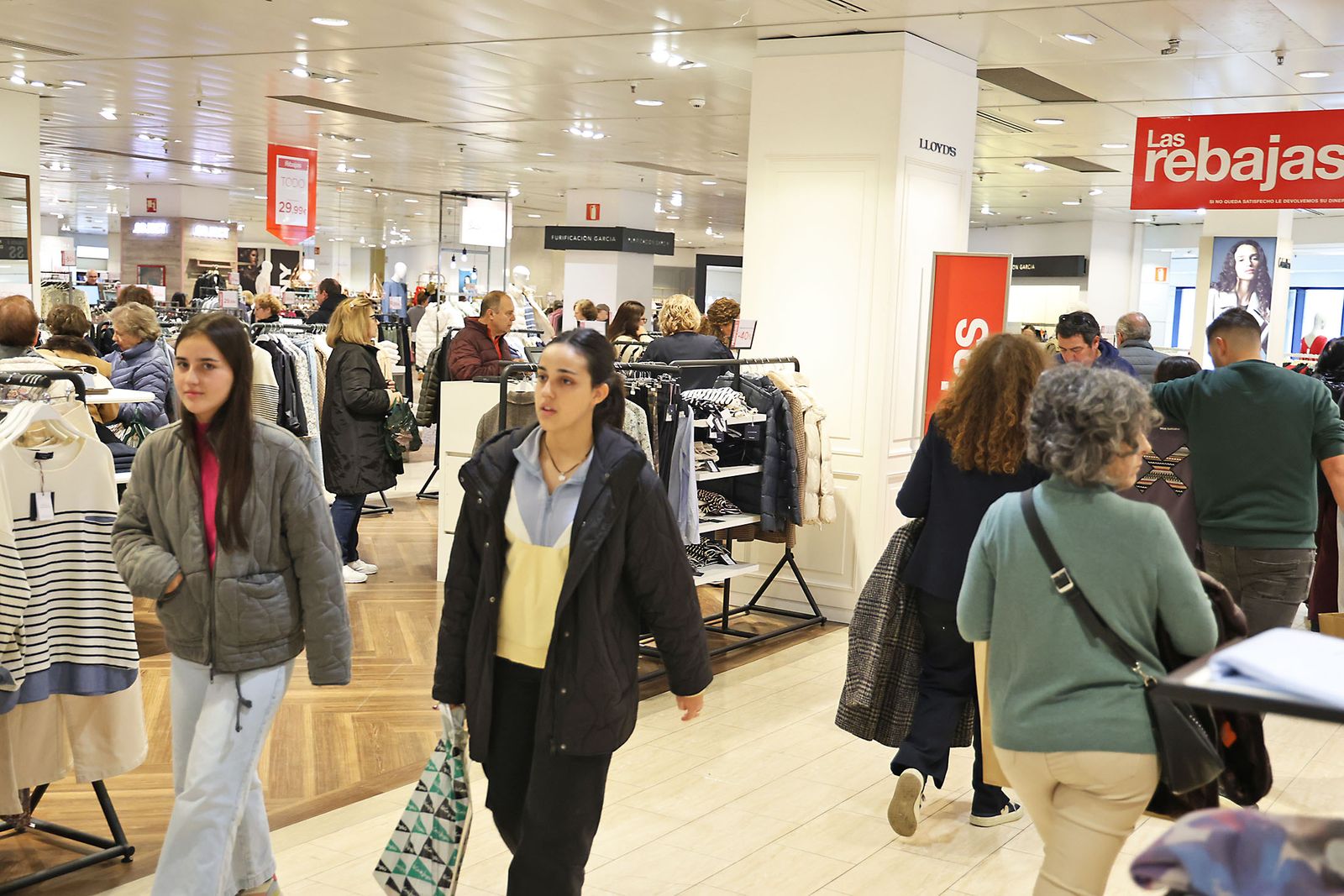 Imágenes del comienzo de las rebajas en Huelva