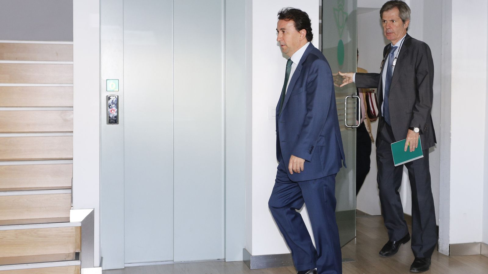 Adolfo Cuéllar, junto a José Miguel López Catalán, en el estadio Benito Villamarín.