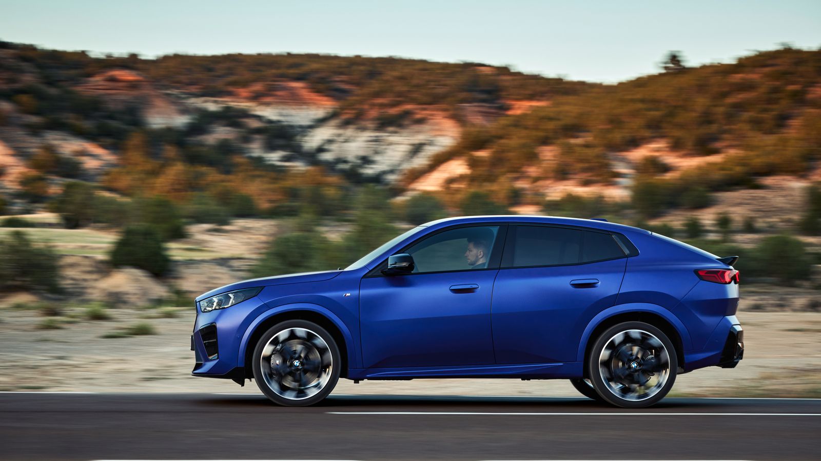 Como ya ocurriera con el X1, el X2 aumenta la longitud de su carrocería mucho respecto a a su predecesor. Ahora mide 4,55 m de largo.