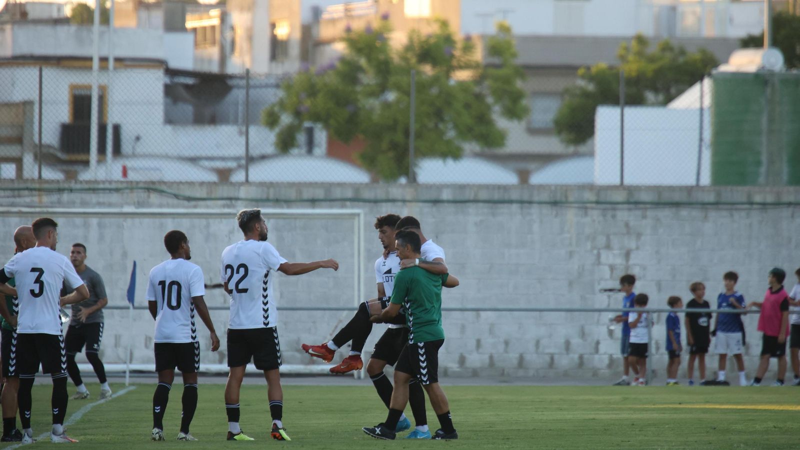 Carlos León, ayudado por compañeros tras lesionarse.