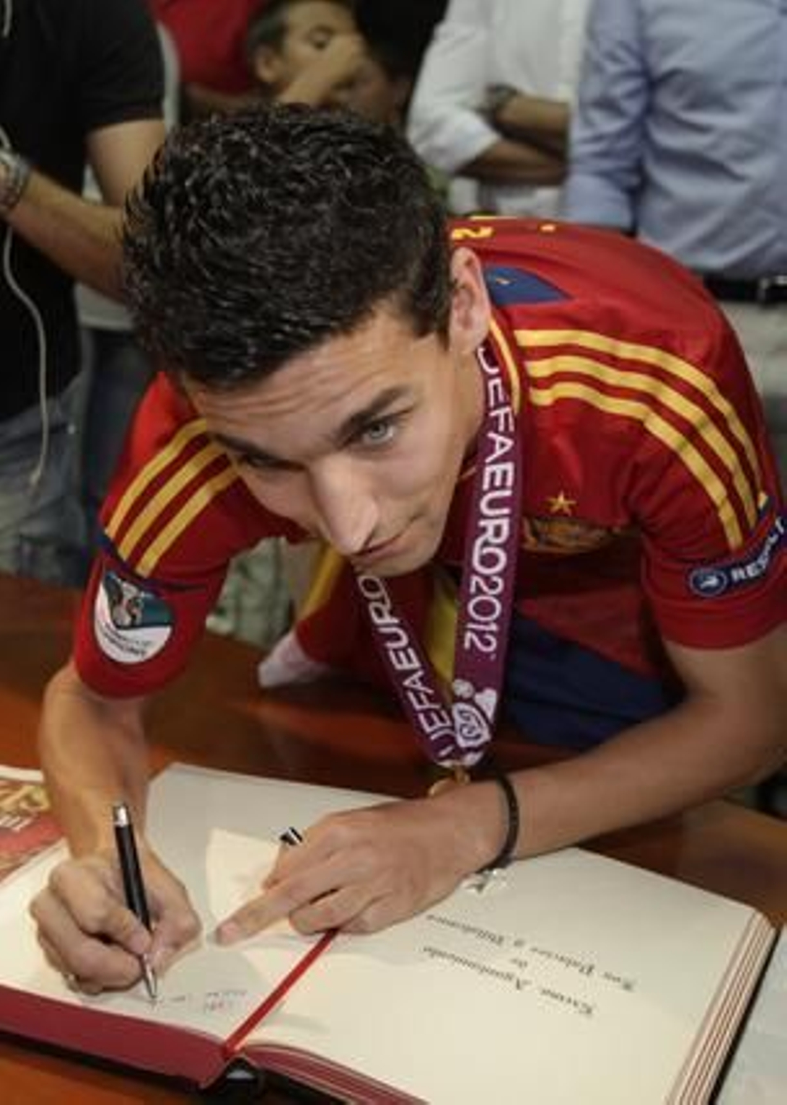 Jesús firmando en el Ayuntamiento. 

Foto: Antonio Pizarro