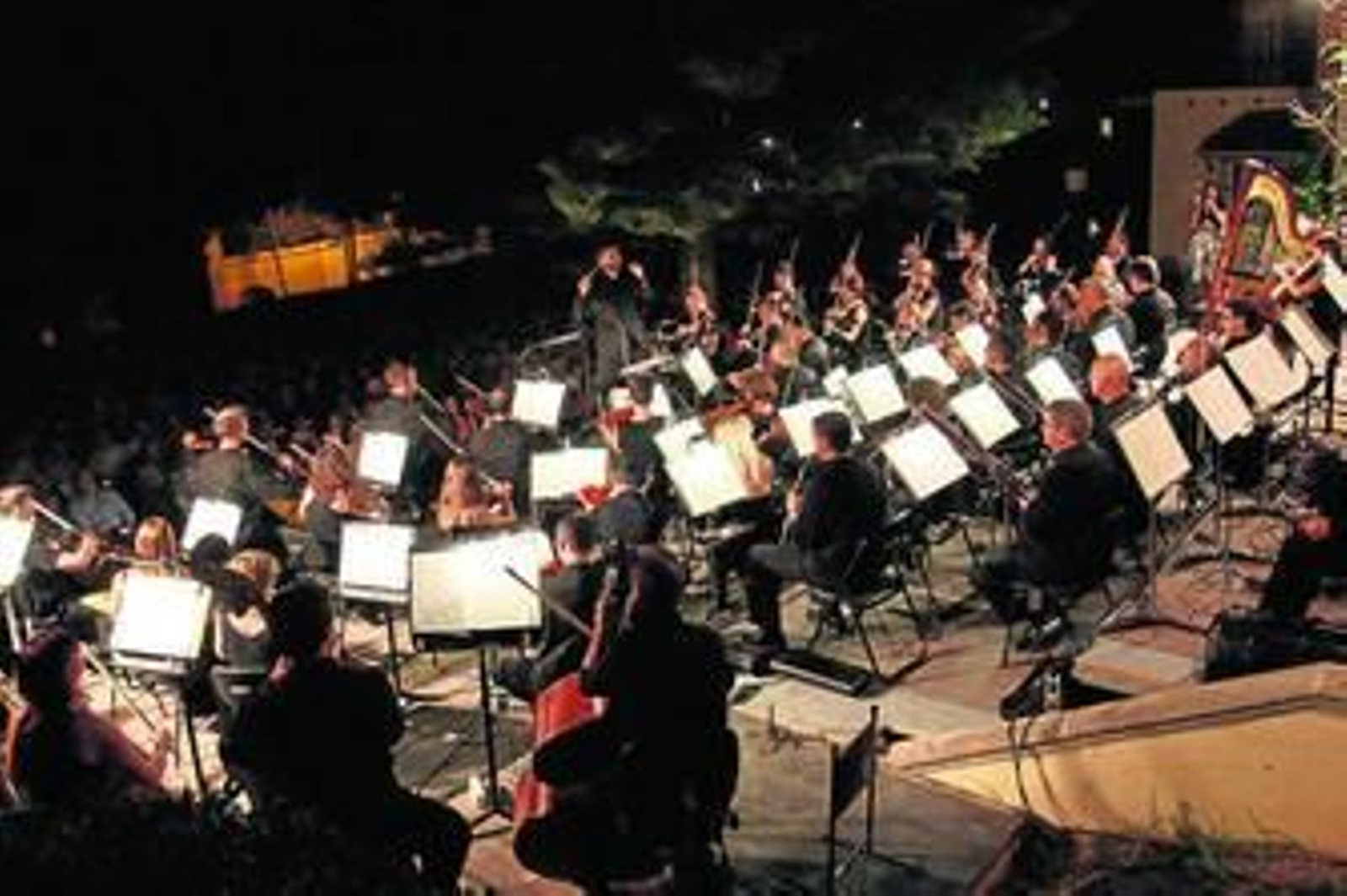 La Orquesta Filarmónica de Málaga el pasado viernes en los jardines del Colegio de Aparejadores.
