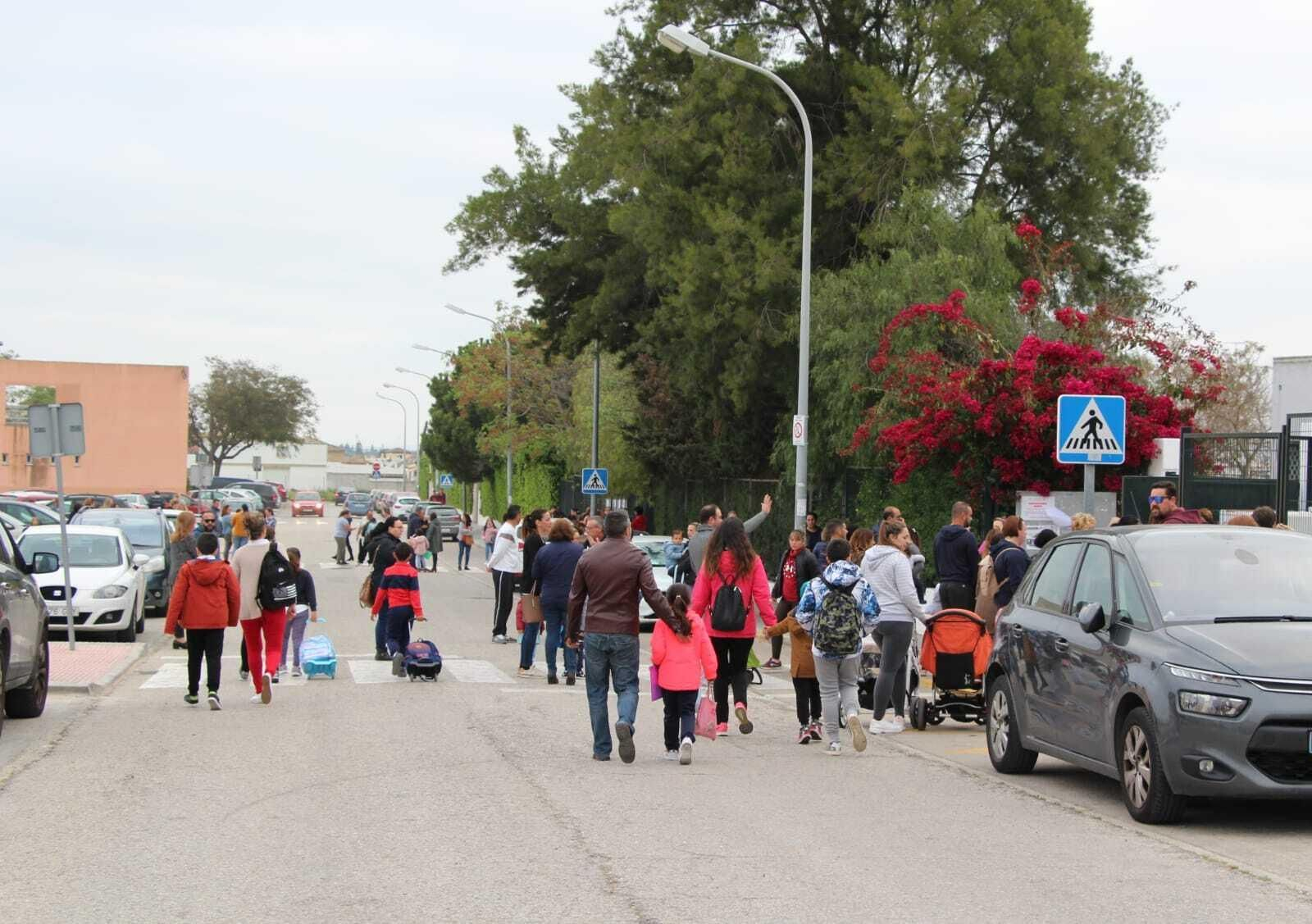 Entrada a un colegio de Chiclana, en una imagen de archivo.
