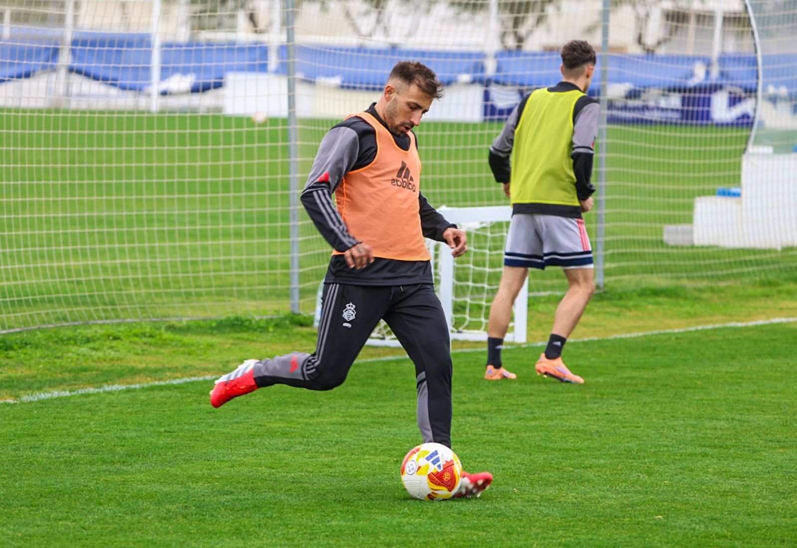 Entrenamiento del Recre con la incorporación de nuevos jugadores, en fotografías