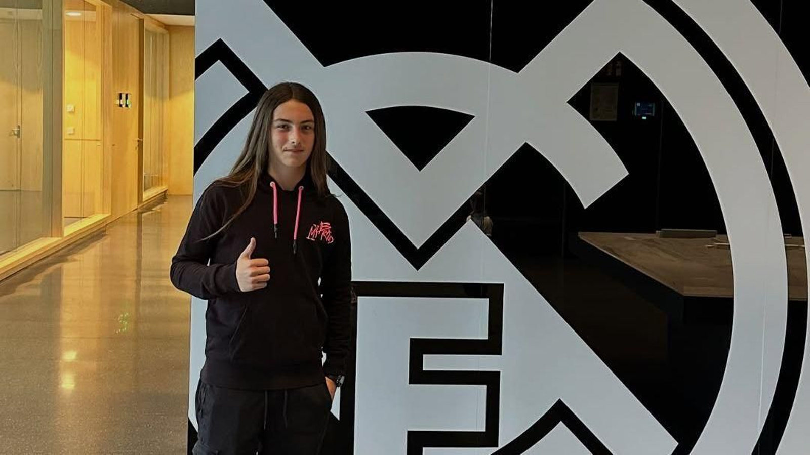 Saúl Aranda posa en las oficinas del Real Madrid