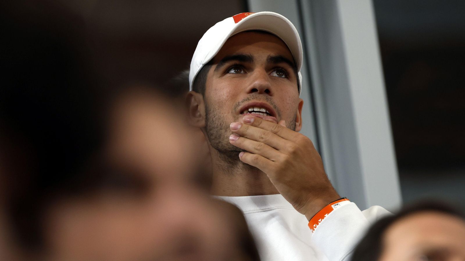 Carlos Alcaraz asiste al partido de Nadal contra Zverev.