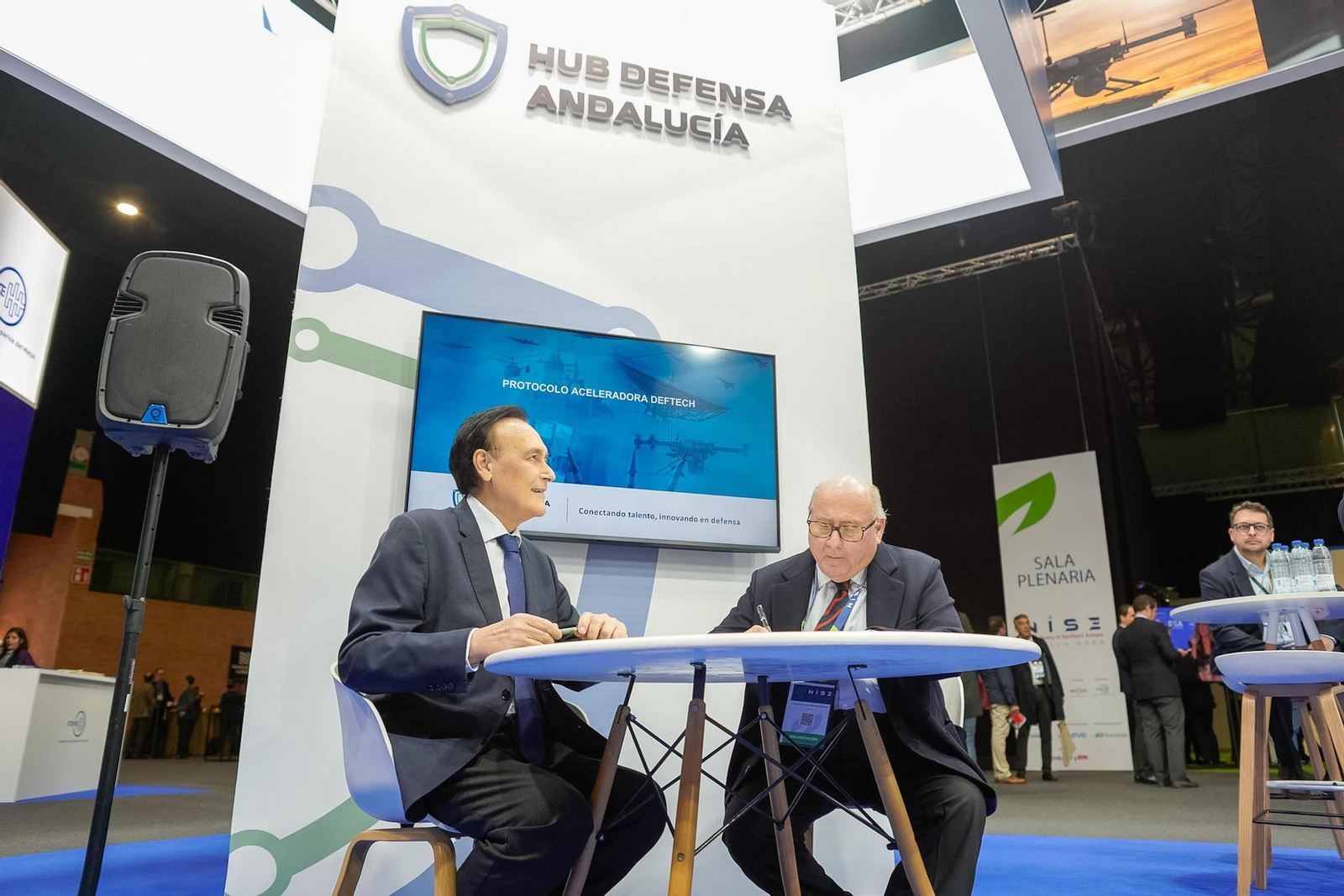 Firma del procolo para la creación de la aceleradora 'DefTech' entre el consejero de Universidad, Investigación e Innovación de la Junta de Andalucía, José Carlos Gómez Villamandos, y el presidente de Fedeme,  Francisco  Javier  Moreno  Muruve.