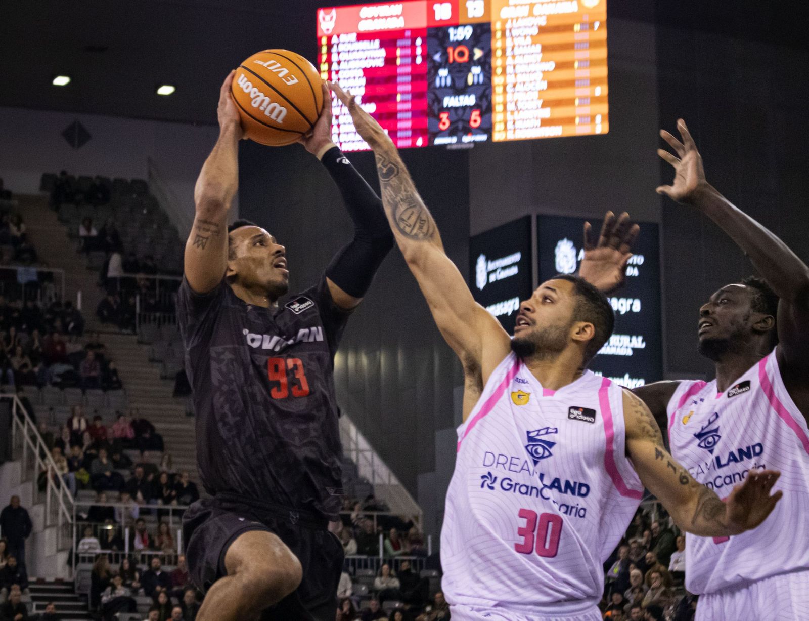 Mehdy Ngouama busca el aro en el duelo ante el Gran Canaria.