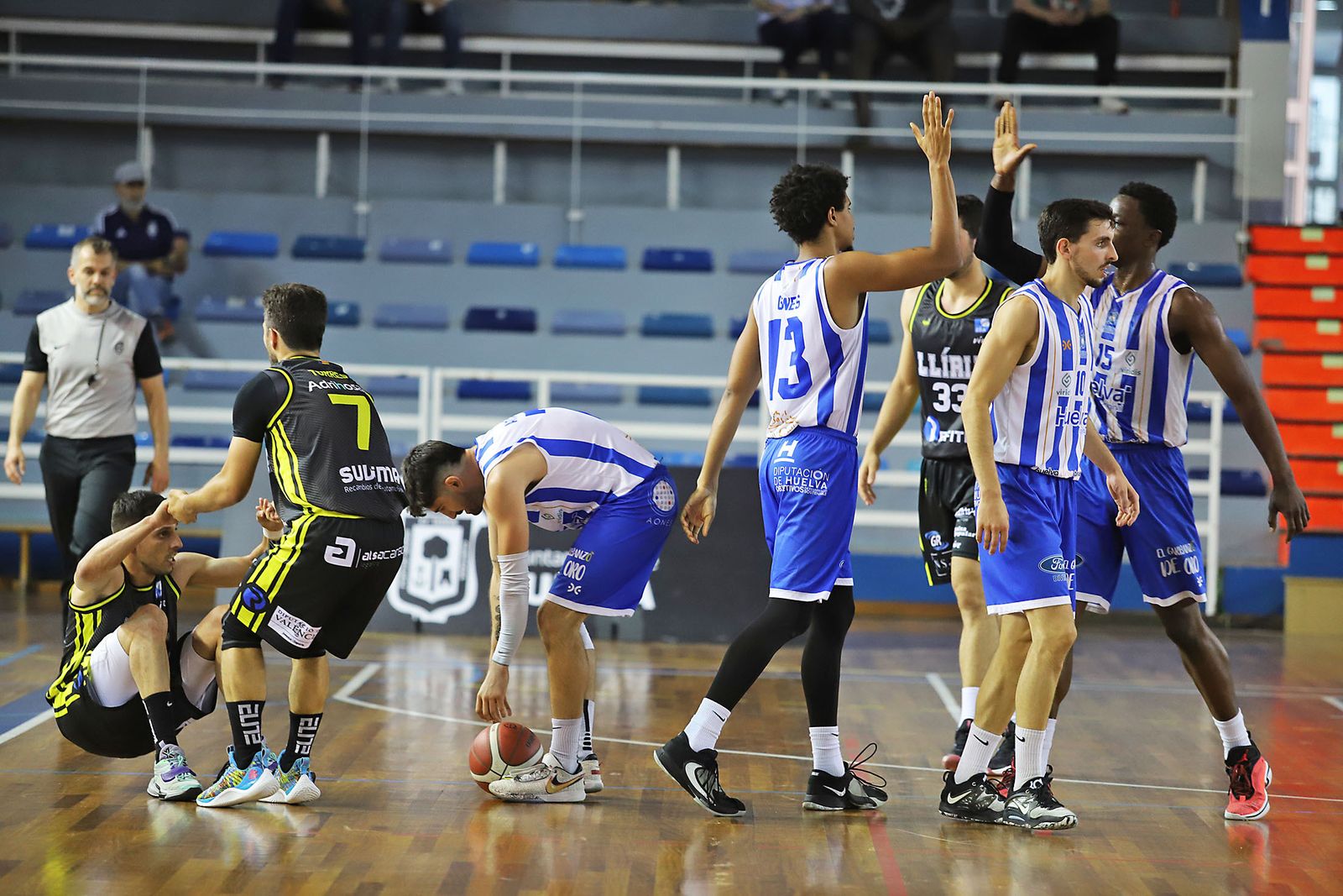 Imágenes de la Primera jornada de la fase final a LEB Plata: Huelva Comercio Viridis vs Refitel Basket Lliria