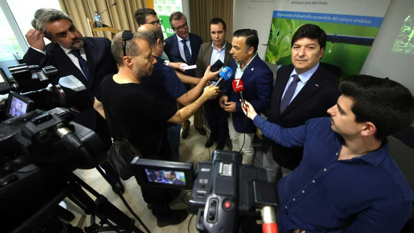 Responsables de la Junta, Asaja-Cádiz y Agrobank, atienden a los medios antes de la inauguración.