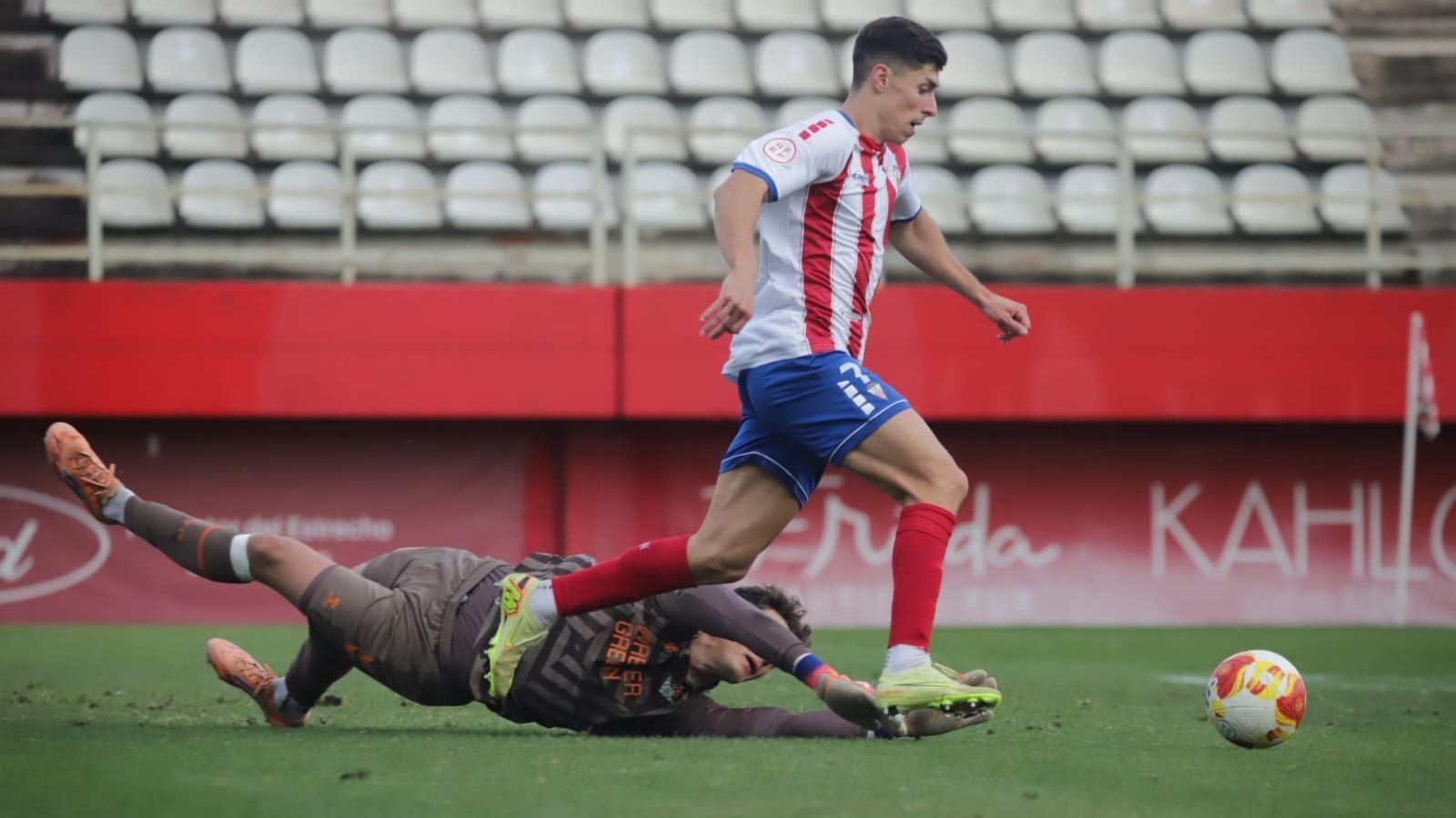 Rastrojo se marcha del portero Manu para hacer el 2-0 del Algeciras ante el Betis Deportivo.