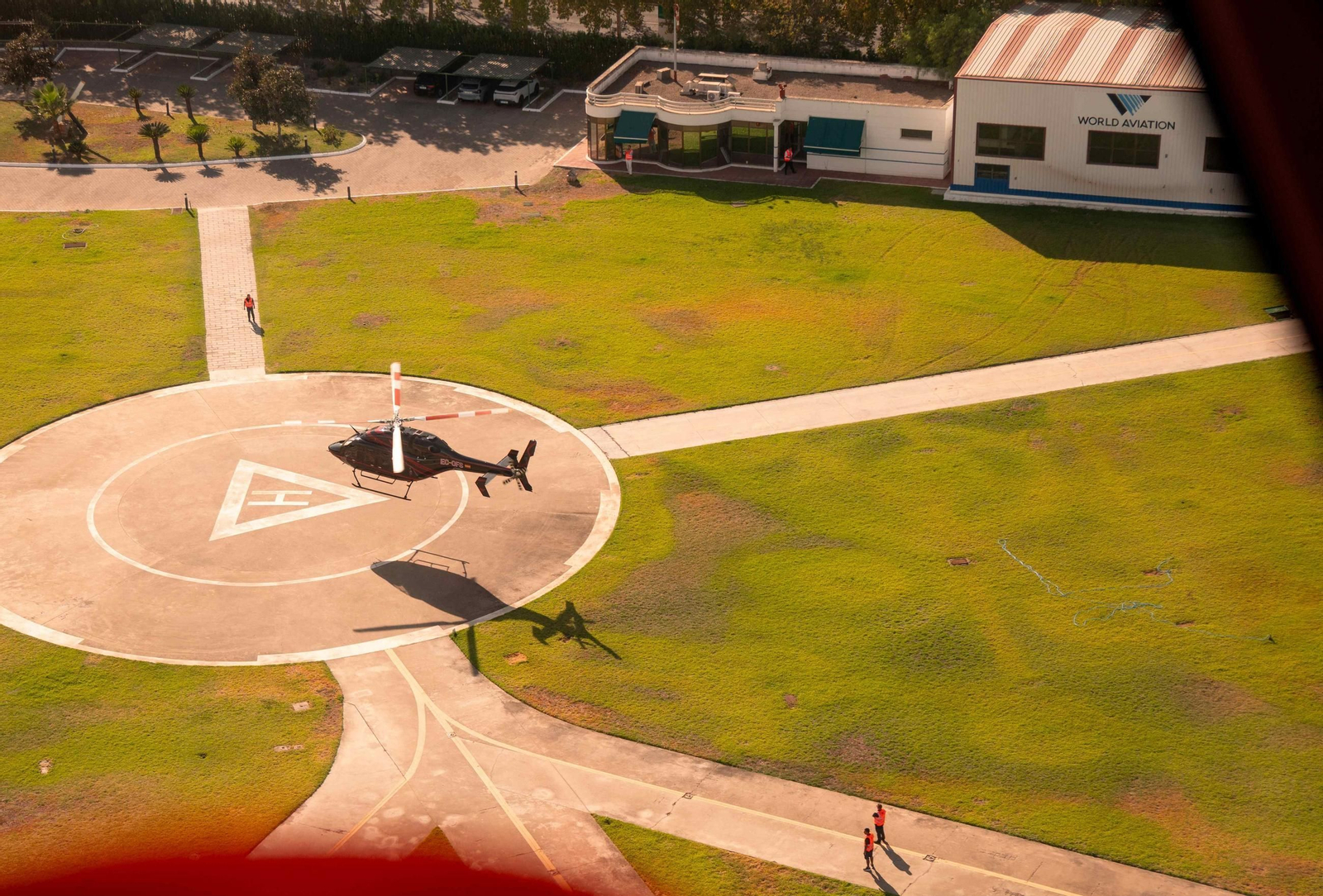 Un helicóptero despega desde el helipuerto de la Cartuja.