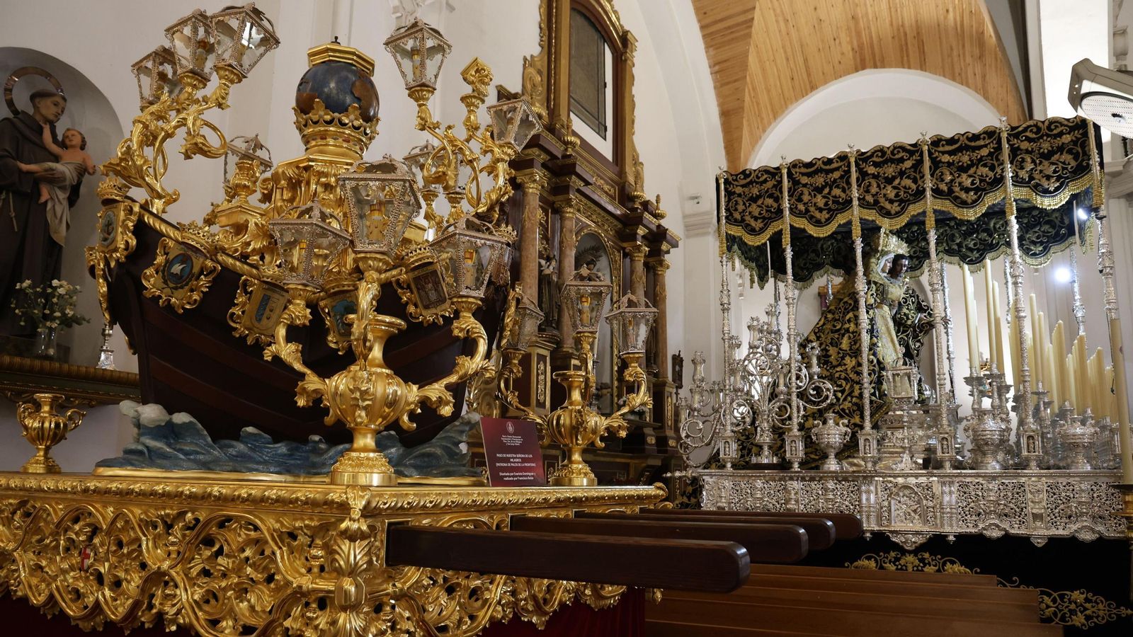 Paso de la Virgen de los Milagros junto al palio de la Virgen de la Amargura