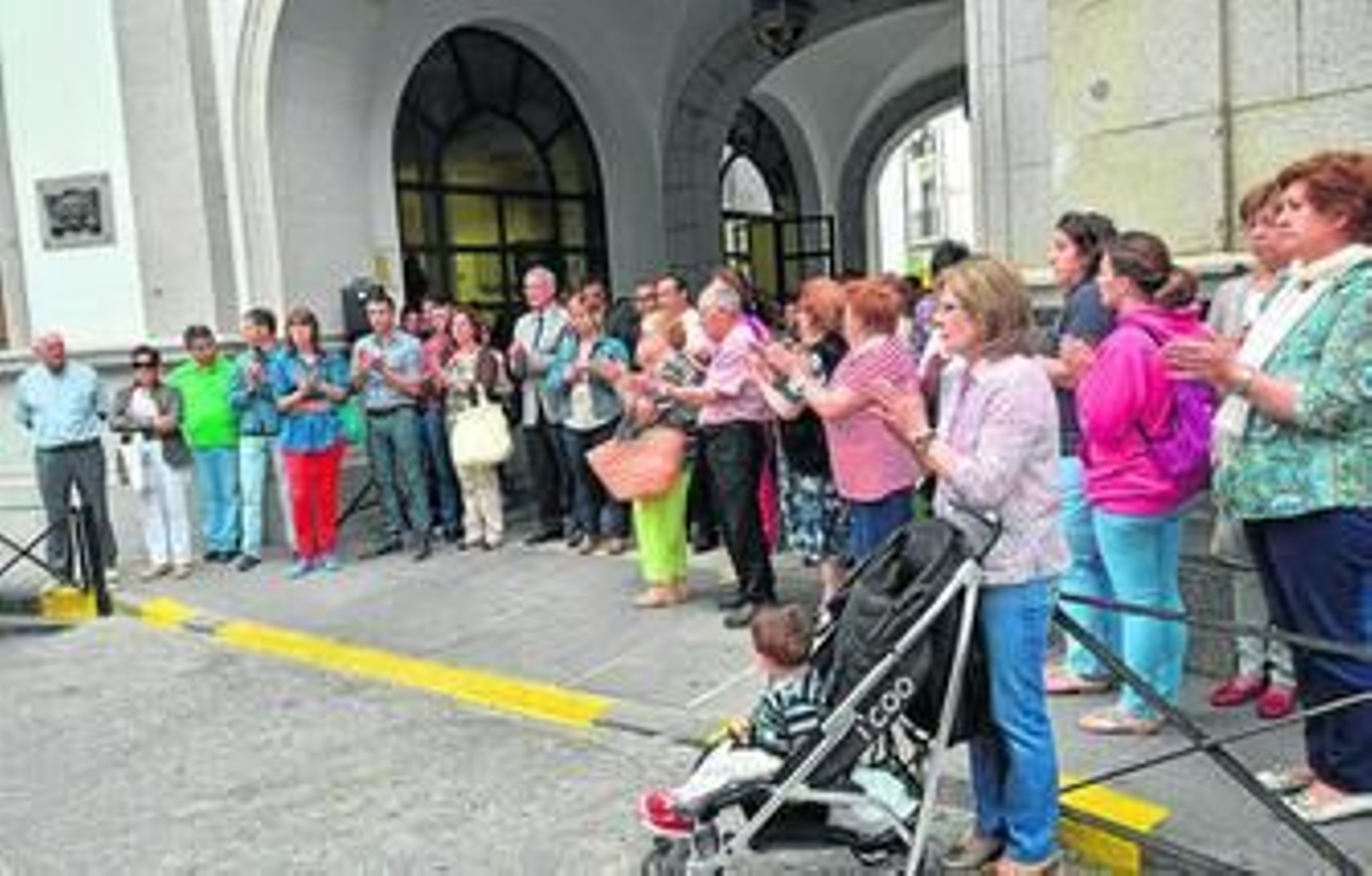 Asistentes al minuto de silencio que se celebró en el Ayuntamiento pozoalbense. Asistentes al minuto de silencio que se celebró en el Ayuntamiento pozoalbense.
