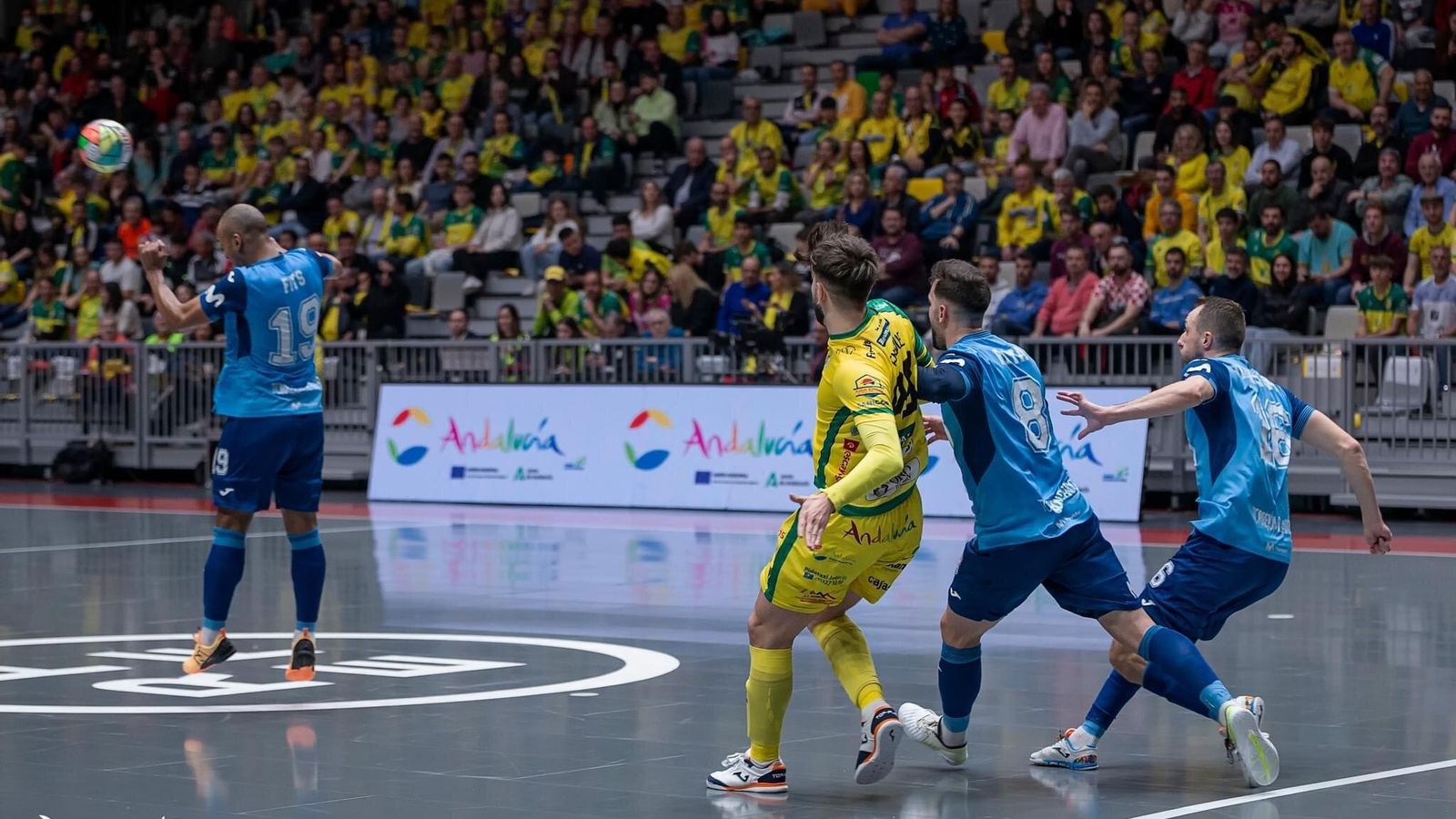 Enrique busca el balón ante la defensa del Inter Movistar FS.