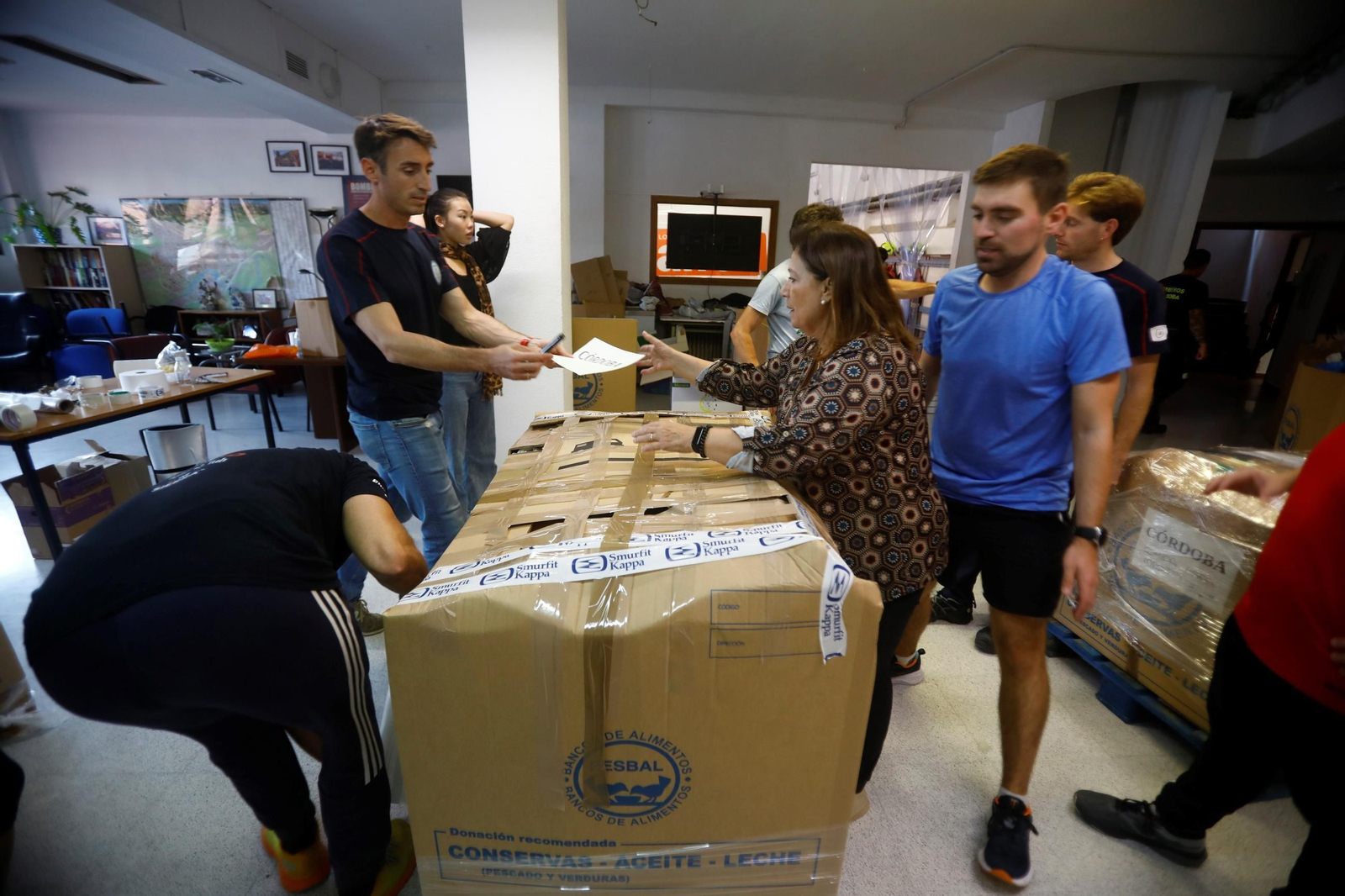 La salida de los bomberos de Córdoba hacia Valencia, en imágenes