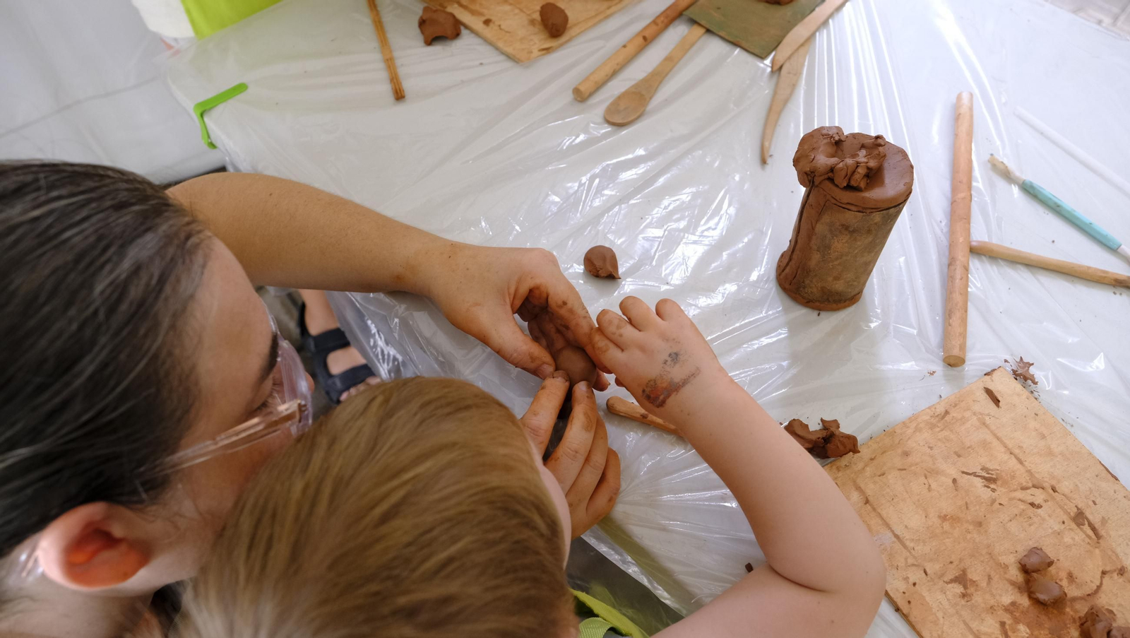Las imágenes de los talleres familiares de cerámica en la Feria de Almería 2025
