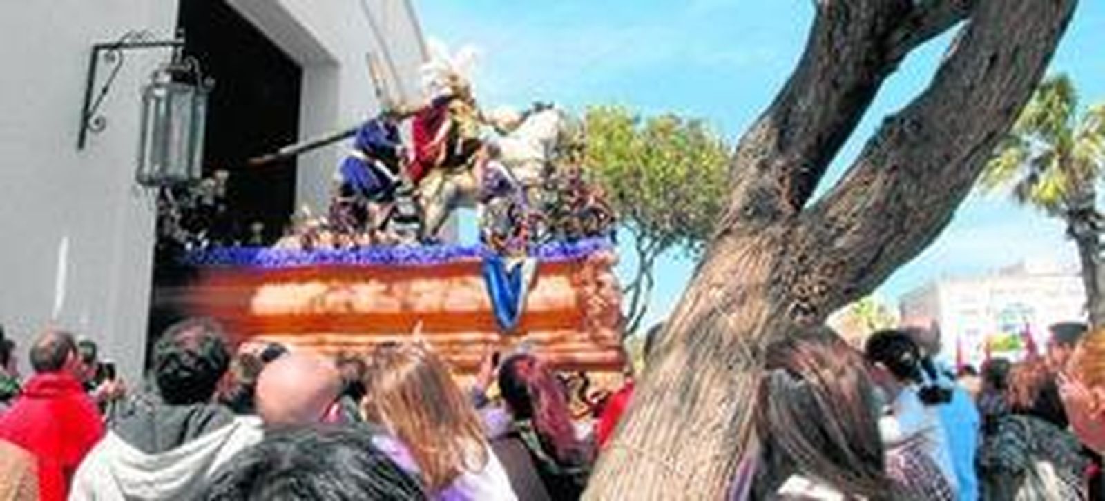 Tres Caídas sale de la parroquia de la Sagrada Familia. Arrancan los momentos más intensos de la Semana Santa isleña.