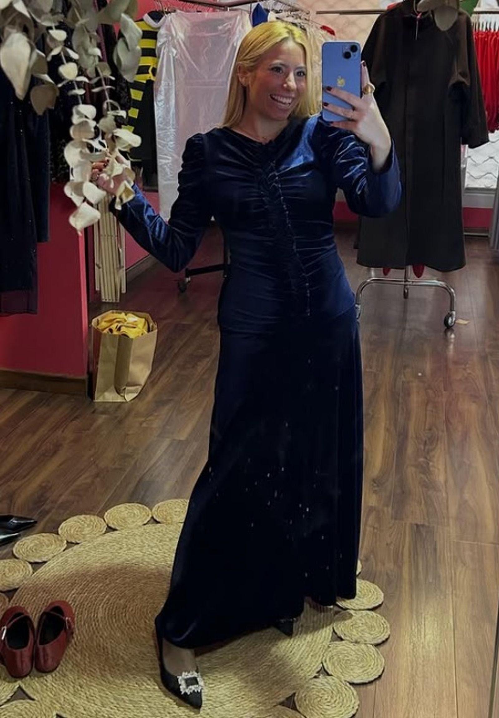 Vestido de terciopelo con el corte a la cadera para un look de Navidad.