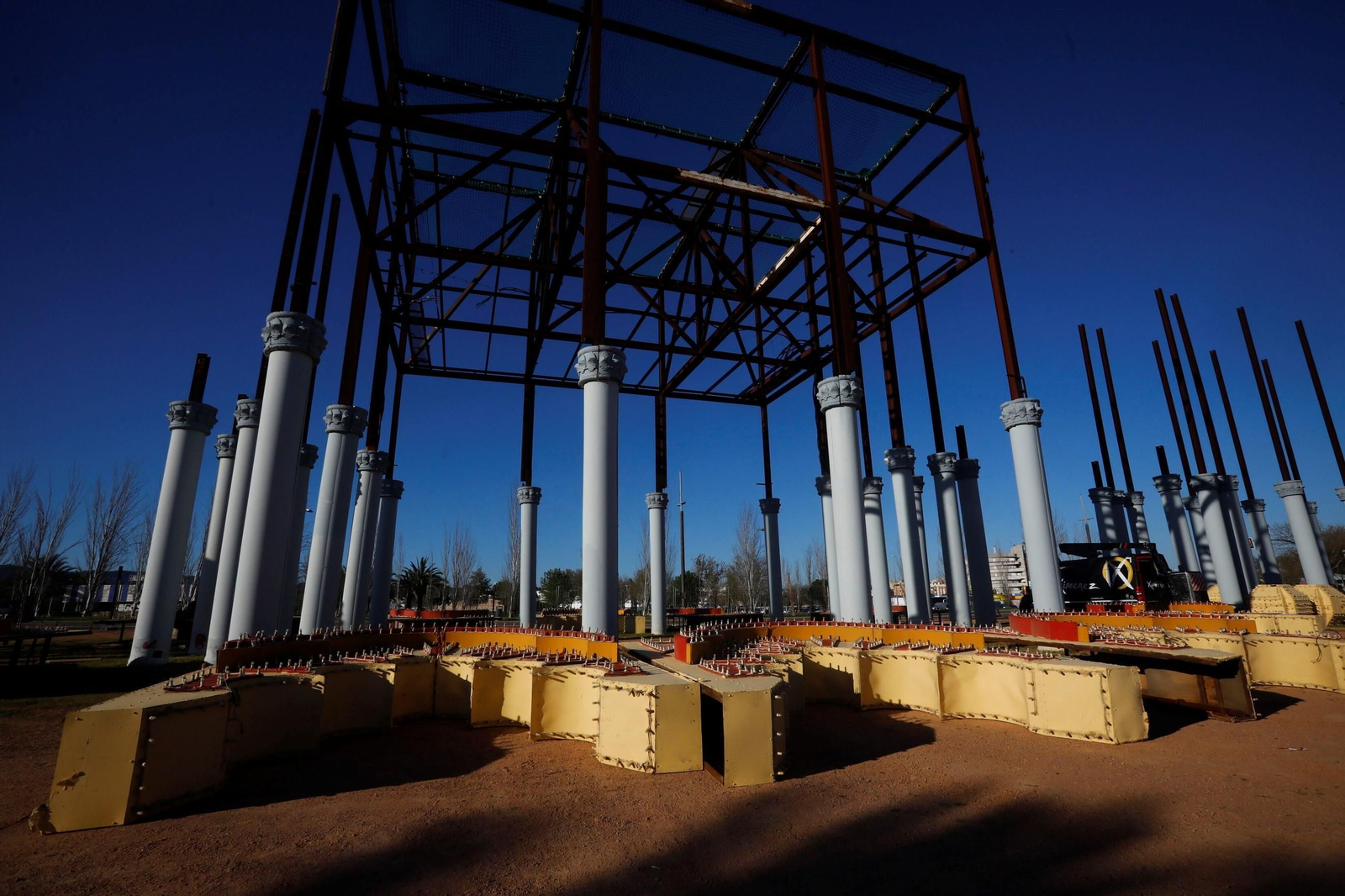 Cuenta atrás para la Feria de Córdoba 2025: las imágenes de la instalación de la portada