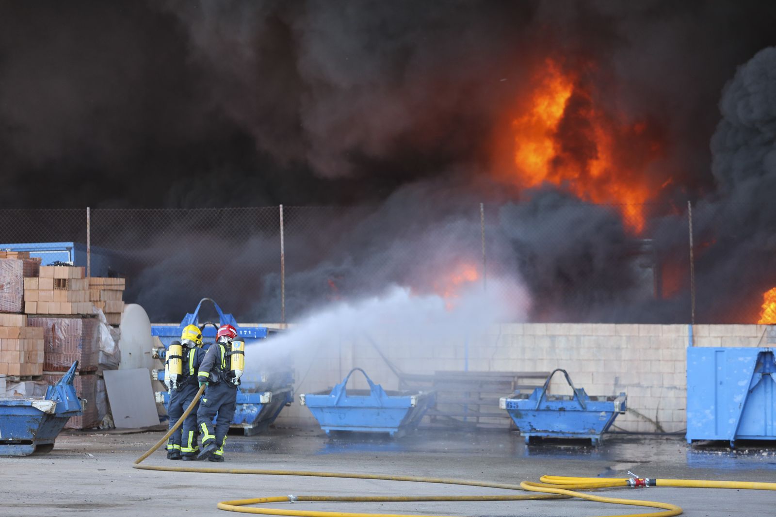 El incendio en el polígono Guadalhorce de Málaga, en fotos