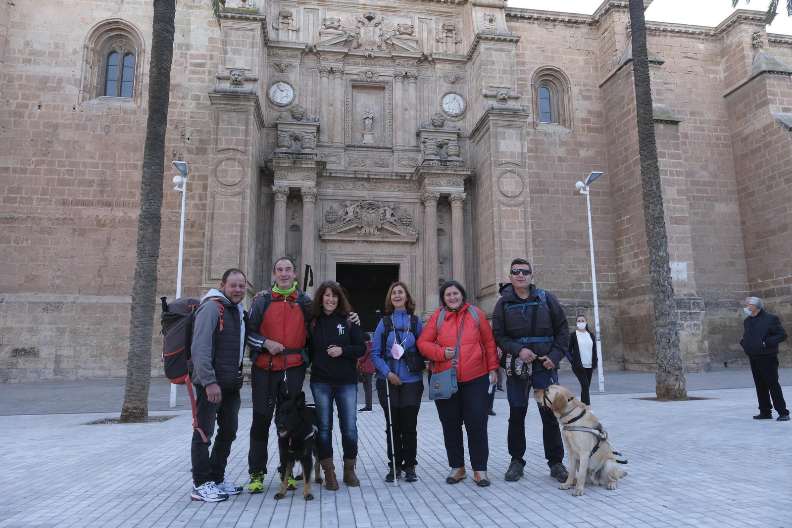 El grupo peregrino, en la Catedral de Almería antes de su salida.