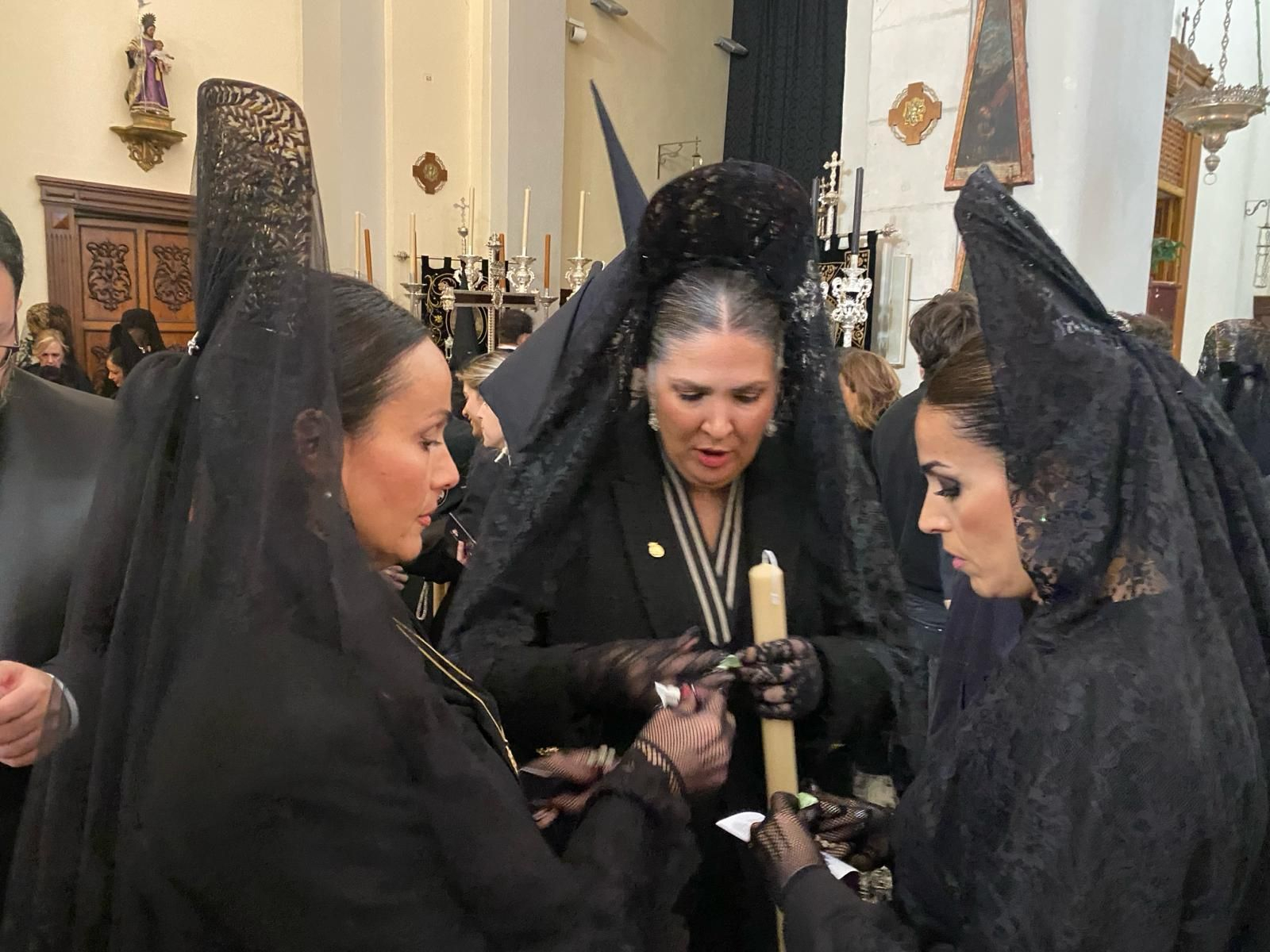 En imágenes: el Santo Sepulcro procesiona su luto por las calles de Jaén capital