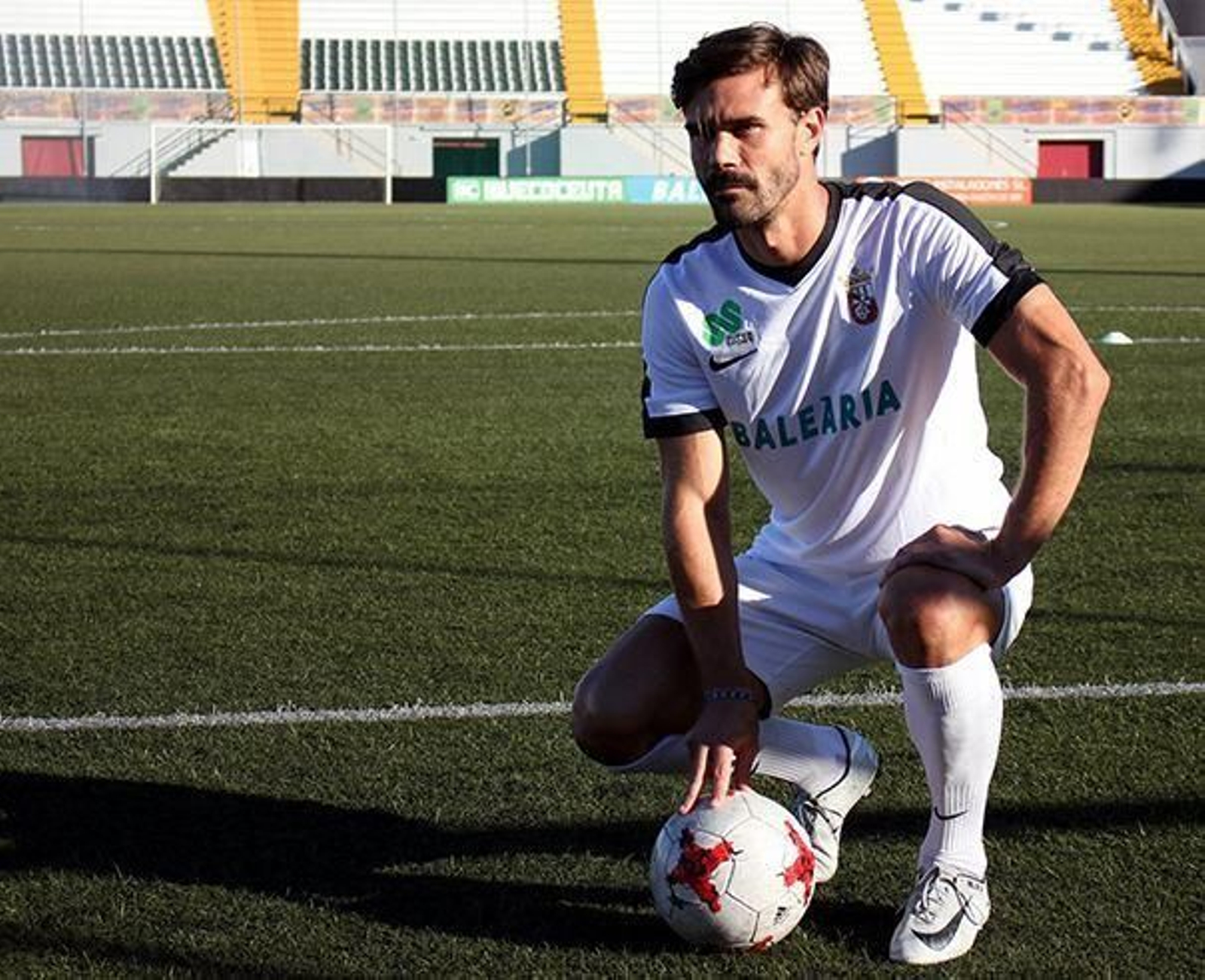 Chico Díaz posa como jugador del Ceuta.