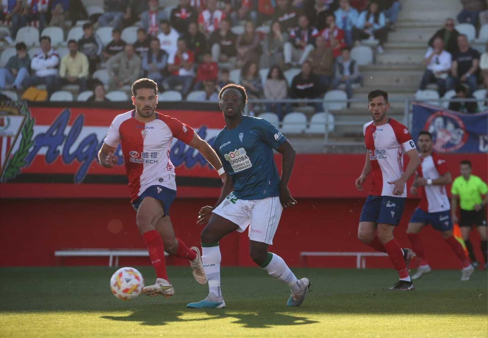 Borja pelea el balón ante Diarra.
