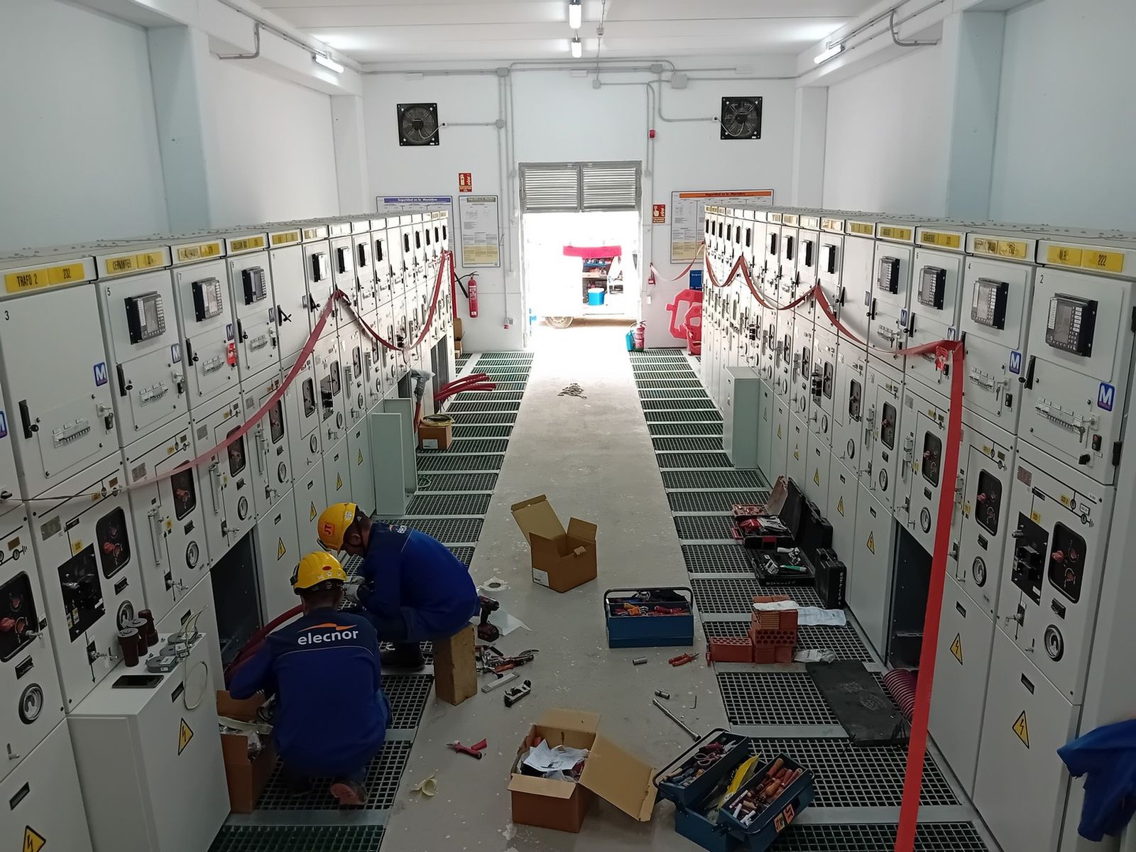 Operarios de Endesa.